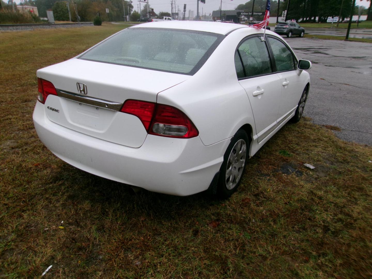 2009 White Honda Civic LX Sedan 5-Speed AT (2HGFA16599H) with an 1.8L L4 SOHC 16V engine, 5-Speed Automatic transmission, located at 2553 Airline Blvd, Portsmouth, VA, 23701, (757) 488-8331, 36.813889, -76.357597 - ***VEHICLE TERMS*** Down Payment: $599 Weekly Payment: $100 APR: 23.9% Repayment Terms: 42 Months *** CALL ELIZABETH SMITH - DIRECTOR OF MARKETING @ 757-488-8331 TO SCHEDULE YOUR APPOINTMENT TODAY AND GET PRE-APPROVED RIGHT OVER THE PHONE*** - Photo#5