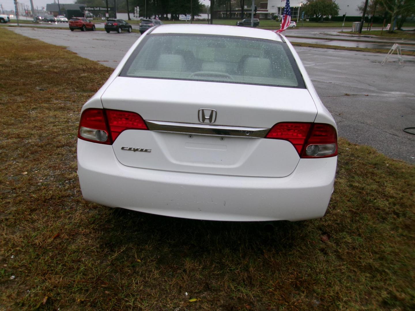 2009 White Honda Civic LX Sedan 5-Speed AT (2HGFA16599H) with an 1.8L L4 SOHC 16V engine, 5-Speed Automatic transmission, located at 2553 Airline Blvd, Portsmouth, VA, 23701, (757) 488-8331, 36.813889, -76.357597 - ***VEHICLE TERMS*** Down Payment: $599 Weekly Payment: $100 APR: 23.9% Repayment Terms: 42 Months *** CALL ELIZABETH SMITH - DIRECTOR OF MARKETING @ 757-488-8331 TO SCHEDULE YOUR APPOINTMENT TODAY AND GET PRE-APPROVED RIGHT OVER THE PHONE*** - Photo#6