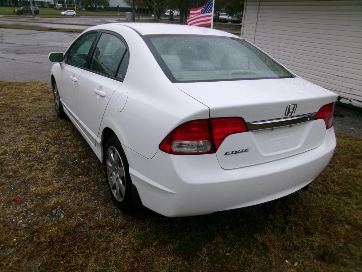 2009 White Honda Civic LX Sedan 5-Speed AT (2HGFA16599H) with an 1.8L L4 SOHC 16V engine, 5-Speed Automatic transmission, located at 2553 Airline Blvd, Portsmouth, VA, 23701, (757) 488-8331, 36.813889, -76.357597 - ***VEHICLE TERMS*** Down Payment: $599 Weekly Payment: $100 APR: 23.9% Repayment Terms: 42 Months *** CALL ELIZABETH SMITH - DIRECTOR OF MARKETING @ 757-488-8331 TO SCHEDULE YOUR APPOINTMENT TODAY AND GET PRE-APPROVED RIGHT OVER THE PHONE*** - Photo#7