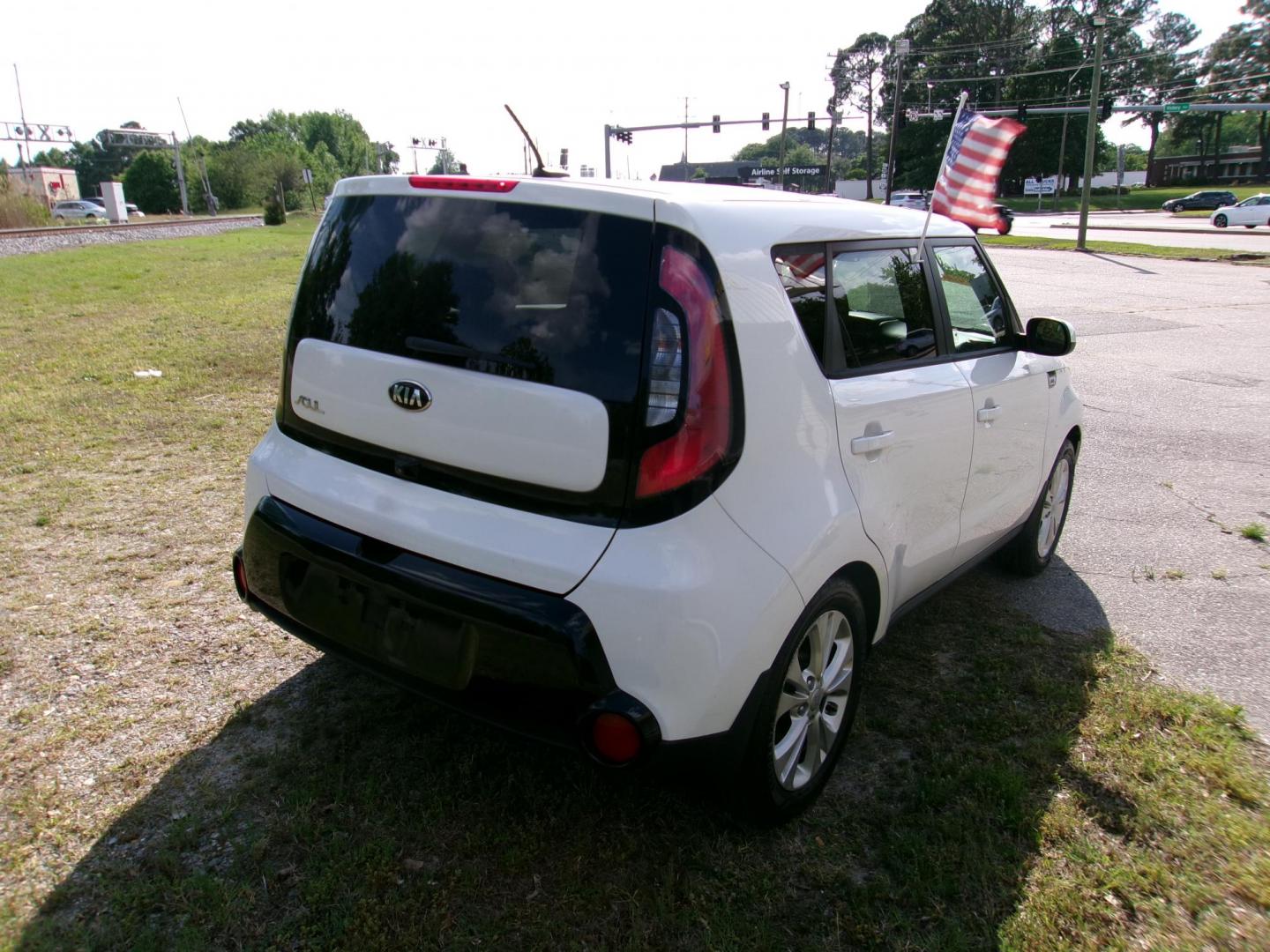 2016 White Kia Soul + (KNDJP3A57G7) with an 2.0L L4 DOHC 16V engine, 6A transmission, located at 2553 Airline Blvd, Portsmouth, VA, 23701, (757) 488-8331, 36.813889, -76.357597 - ***VEHICLE TERMS*** Down Payment: $999 Weekly Payment: $120 APR: 23.9% Repayment Terms: 42 Months *** CALL ELIZABETH SMITH - DIRECTOR OF MARKETING @ 757-488-8331 TO SCHEDULE YOUR APPOINTMENT TODAY AND GET PRE-APPROVED RIGHT OVER THE PHONE*** - Photo#5