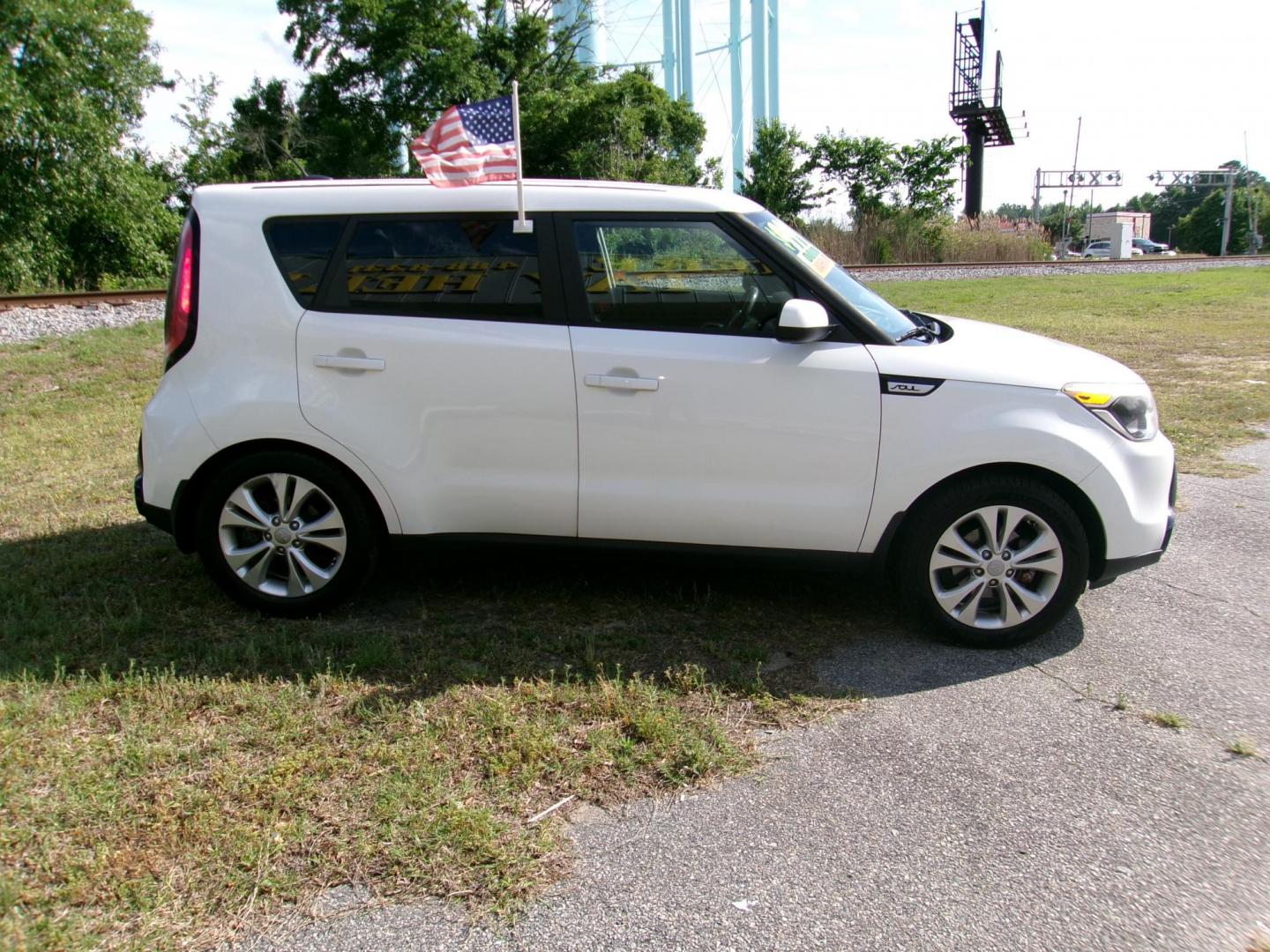 2016 White Kia Soul + (KNDJP3A57G7) with an 2.0L L4 DOHC 16V engine, 6A transmission, located at 2553 Airline Blvd, Portsmouth, VA, 23701, (757) 488-8331, 36.813889, -76.357597 - ***VEHICLE TERMS*** Down Payment: $999 Weekly Payment: $120 APR: 23.9% Repayment Terms: 42 Months *** CALL ELIZABETH SMITH - DIRECTOR OF MARKETING @ 757-488-8331 TO SCHEDULE YOUR APPOINTMENT TODAY AND GET PRE-APPROVED RIGHT OVER THE PHONE*** - Photo#4