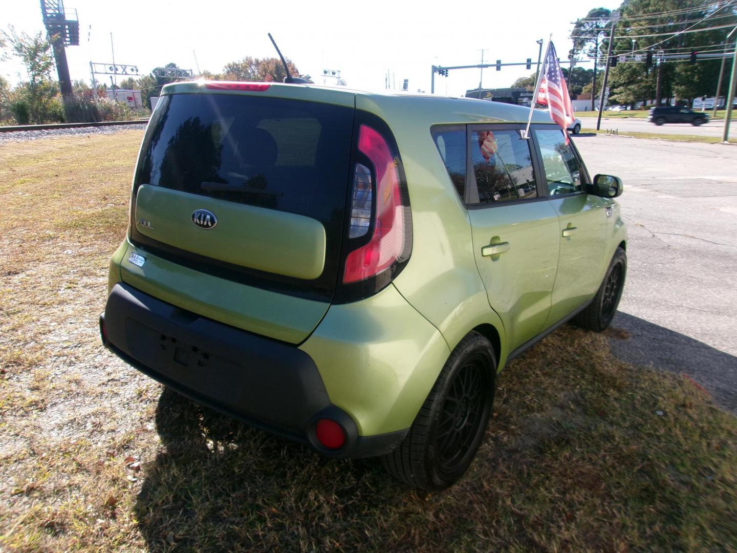 2015 Green Kia Soul Base (KNDJN2A23F7) with an 1.6L L4 DOHC 16V engine, located at 2553 Airline Blvd, Portsmouth, VA, 23701, (757) 488-8331, 36.813889, -76.357597 - ***VEHICLE TERMS*** Down Payment: $599 Weekly Payment: $100 APR: 23.9% Repayment Terms: 42 Months *** CALL ELIZABETH SMITH - DIRECTOR OF MARKETING @ 757-488-8331 TO SCHEDULE YOUR APPOINTMENT TODAY AND GET PRE-APPROVED RIGHT OVER THE PHONE*** - Photo#5