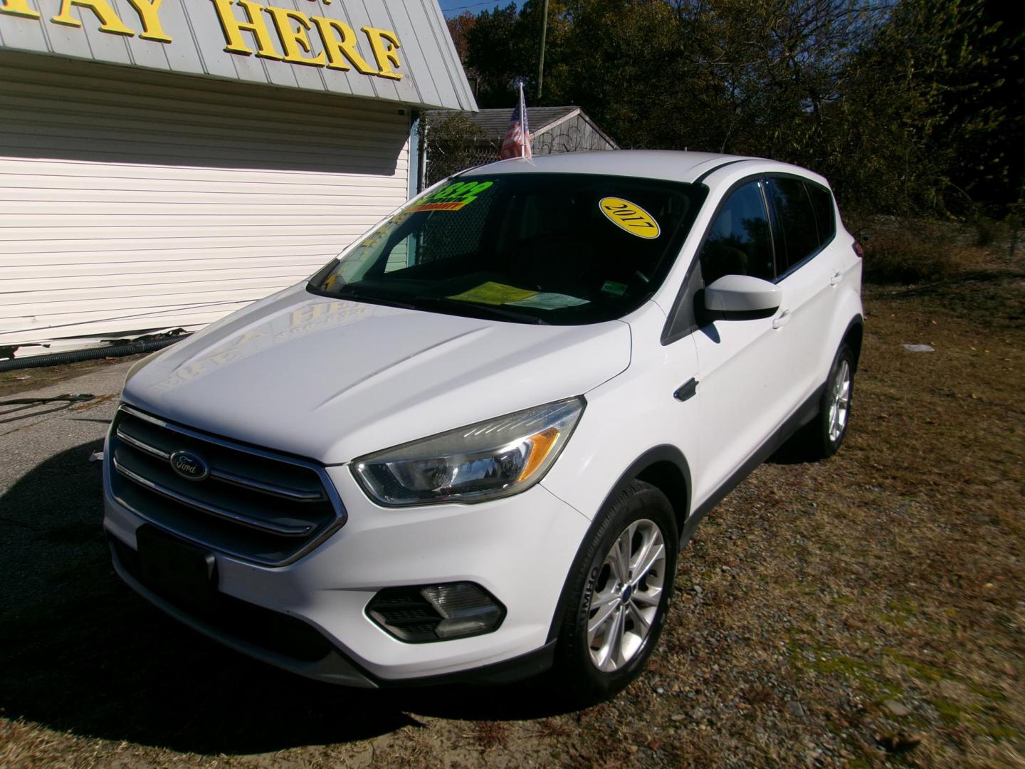 2017 White Ford Escape SE 4WD (1FMCU9GD2HU) with an 1.5L L4 DOHC 16V engine, 6A transmission, located at 2553 Airline Blvd, Portsmouth, VA, 23701, (757) 488-8331, 36.813889, -76.357597 - ***VEHICLE TERMS*** Down Payment: $899 Weekly Payment: $115 APR: 23.9% Repayment Terms: 42 Months *** CALL ELIZABETH SMITH - DIRECTOR OF MARKETING @ 757-488-8331 TO SCHEDULE YOUR APPOINTMENT TODAY AND GET PRE-APPROVED RIGHT OVER THE PHONE*** - Photo#1