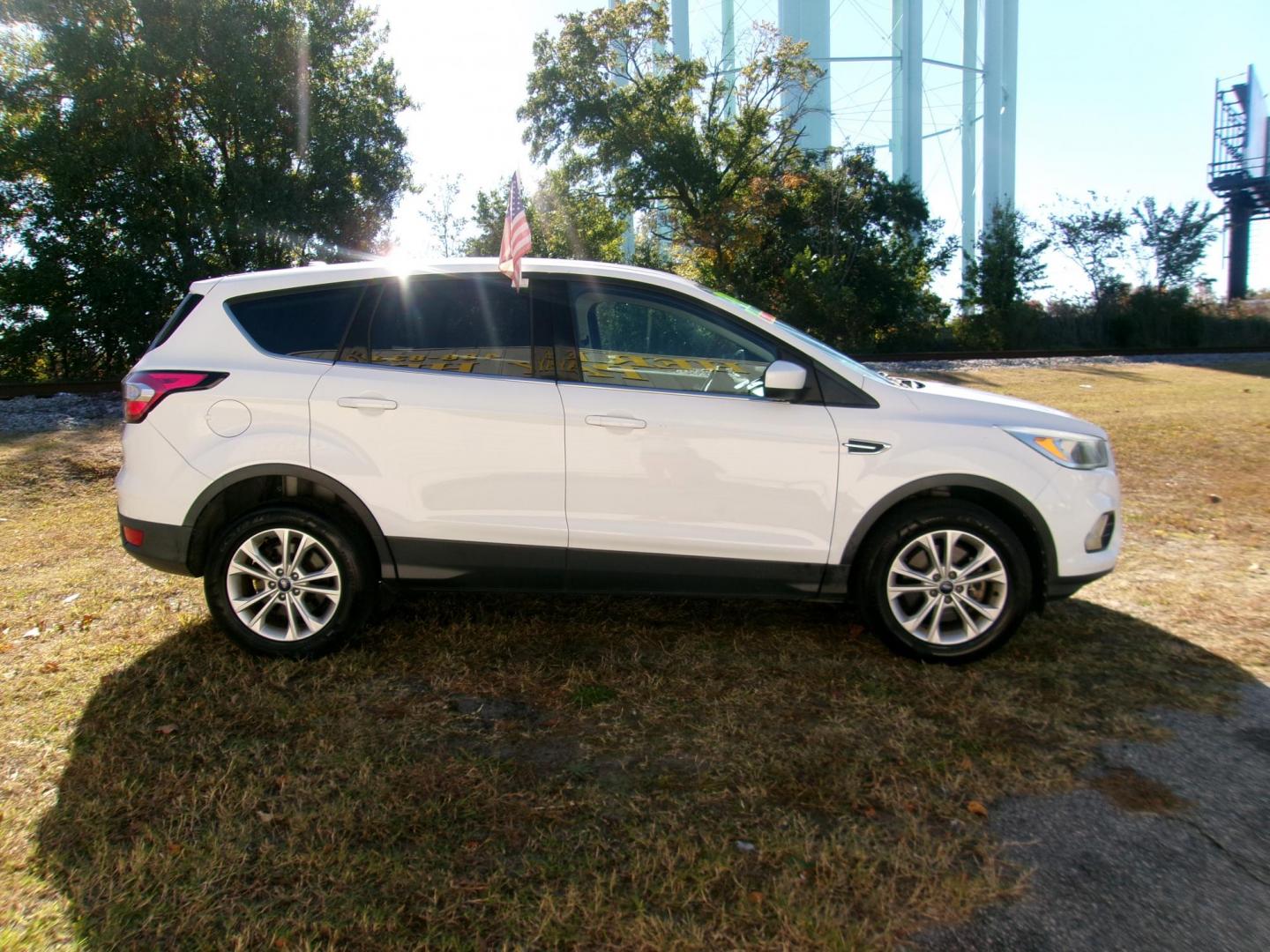 2017 White Ford Escape SE 4WD (1FMCU9GD2HU) with an 1.5L L4 DOHC 16V engine, 6A transmission, located at 2553 Airline Blvd, Portsmouth, VA, 23701, (757) 488-8331, 36.813889, -76.357597 - ***VEHICLE TERMS*** Down Payment: $899 Weekly Payment: $115 APR: 23.9% Repayment Terms: 42 Months *** CALL ELIZABETH SMITH - DIRECTOR OF MARKETING @ 757-488-8331 TO SCHEDULE YOUR APPOINTMENT TODAY AND GET PRE-APPROVED RIGHT OVER THE PHONE*** - Photo#4