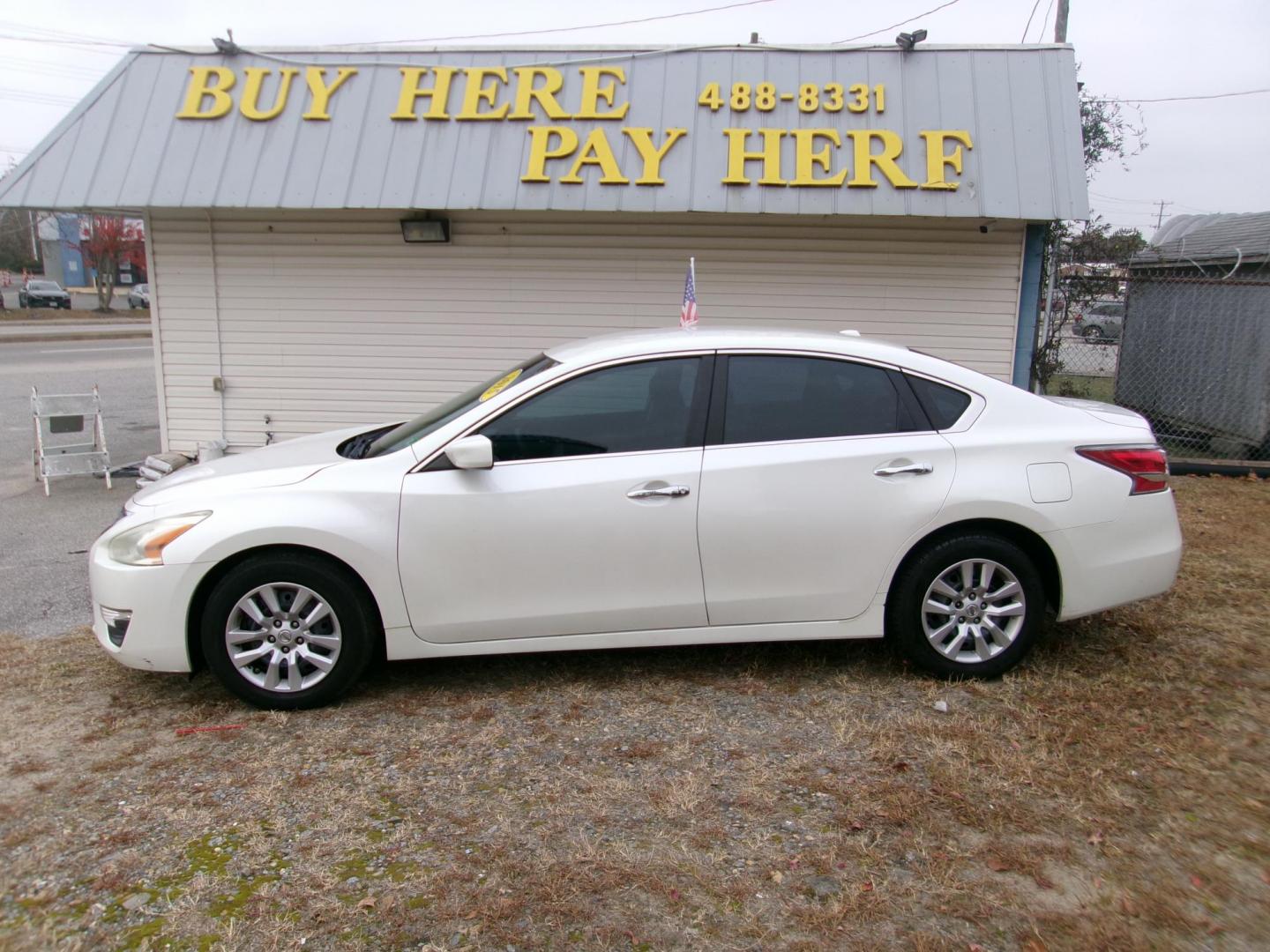 2015 White Nissan Altima 2.5 S (1N4AL3AP2FC) with an 2.5L L4 DOHC 16V engine, Continuously Variable Transmission transmission, located at 2553 Airline Blvd, Portsmouth, VA, 23701, (757) 488-8331, 36.813889, -76.357597 - ***VEHICLE TERMS*** Down Payment: $799 Weekly Payment: $110 APR: 23.9% Repayment Terms: 42 Months *** CALL ELIZABETH SMITH - DIRECTOR OF MARKETING @ 757-488-8331 TO SCHEDULE YOUR APPOINTMENT TODAY AND GET PRE-APPROVED RIGHT OVER THE PHONE*** - Photo#0
