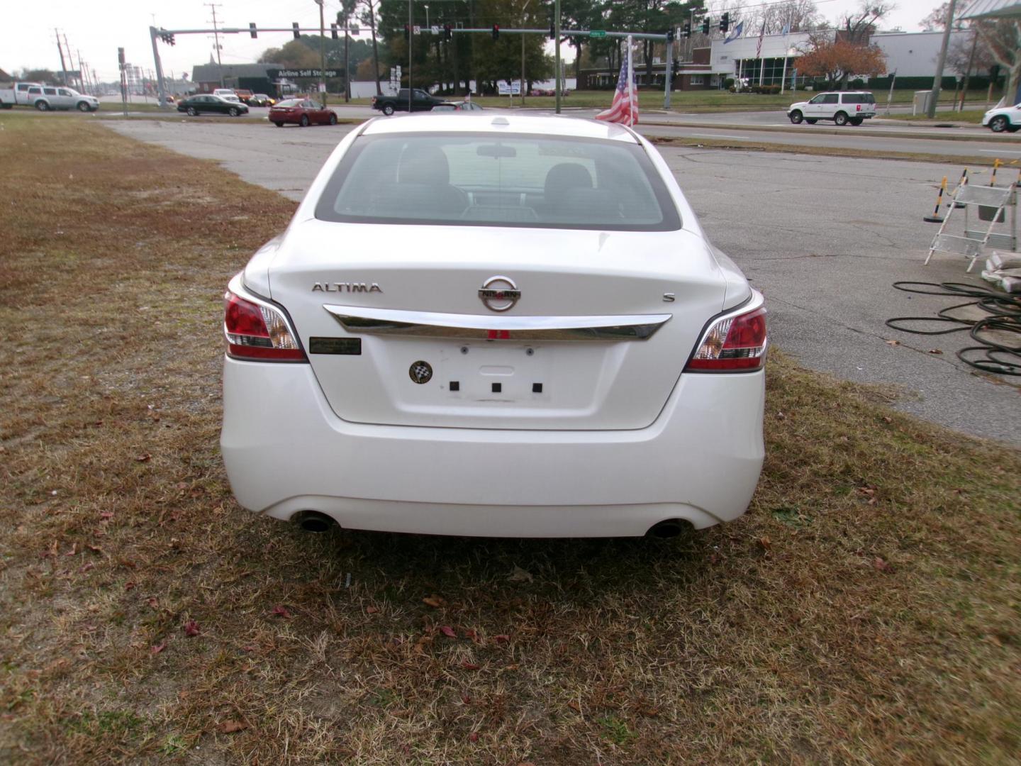 2015 White Nissan Altima 2.5 S (1N4AL3AP2FC) with an 2.5L L4 DOHC 16V engine, Continuously Variable Transmission transmission, located at 2553 Airline Blvd, Portsmouth, VA, 23701, (757) 488-8331, 36.813889, -76.357597 - ***VEHICLE TERMS*** Down Payment: $799 Weekly Payment: $110 APR: 23.9% Repayment Terms: 42 Months *** CALL ELIZABETH SMITH - DIRECTOR OF MARKETING @ 757-488-8331 TO SCHEDULE YOUR APPOINTMENT TODAY AND GET PRE-APPROVED RIGHT OVER THE PHONE*** - Photo#6