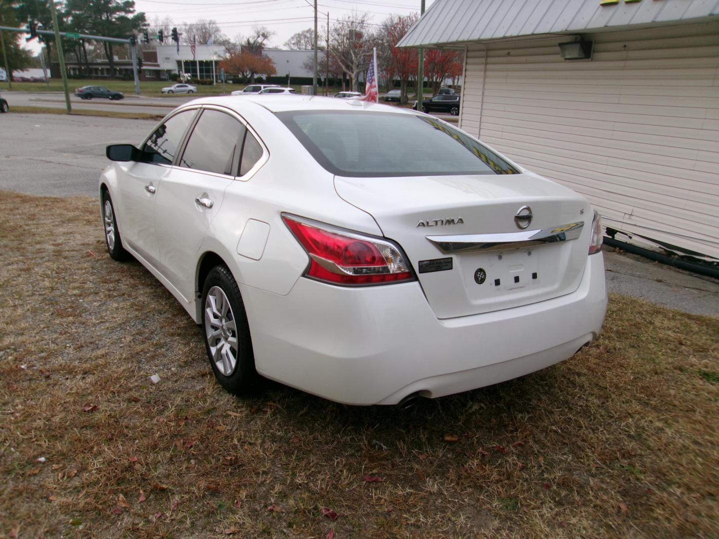 2015 White Nissan Altima 2.5 S (1N4AL3AP2FC) with an 2.5L L4 DOHC 16V engine, Continuously Variable Transmission transmission, located at 2553 Airline Blvd, Portsmouth, VA, 23701, (757) 488-8331, 36.813889, -76.357597 - ***VEHICLE TERMS*** Down Payment: $799 Weekly Payment: $110 APR: 23.9% Repayment Terms: 42 Months *** CALL ELIZABETH SMITH - DIRECTOR OF MARKETING @ 757-488-8331 TO SCHEDULE YOUR APPOINTMENT TODAY AND GET PRE-APPROVED RIGHT OVER THE PHONE*** - Photo#7