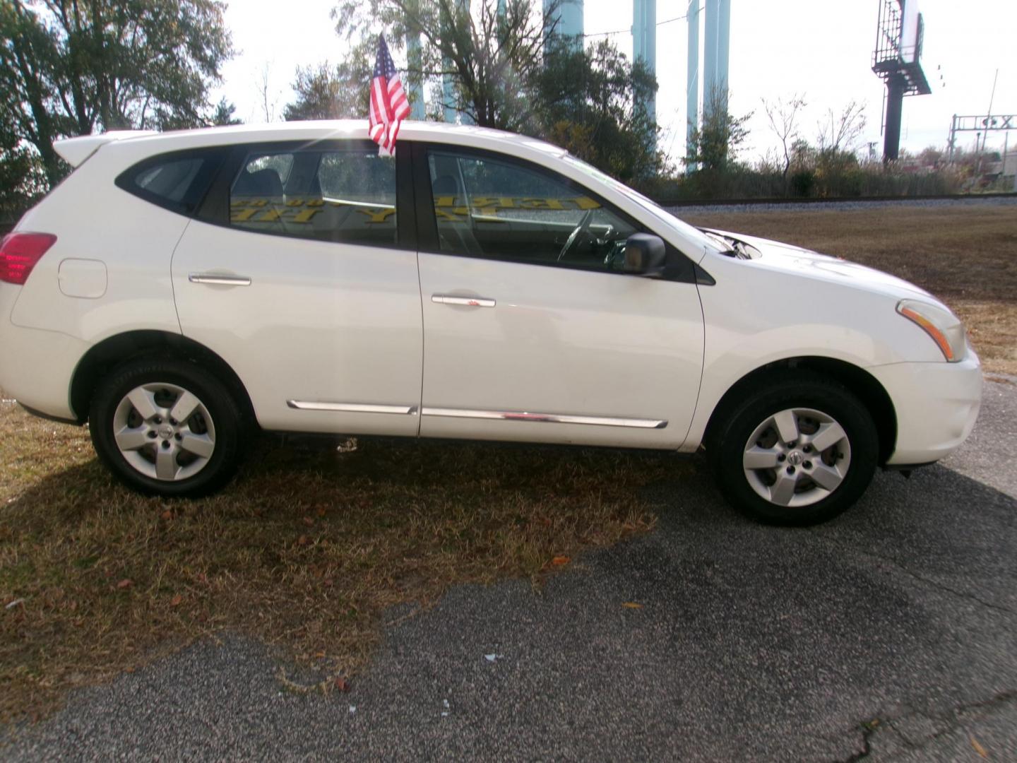 2013 White Nissan Rogue S 2WD (JN8AS5MT3DW) with an 2.5L L4 DOHC 16V engine, Continuously Variable Transmission transmission, located at 2553 Airline Blvd, Portsmouth, VA, 23701, (757) 488-8331, 36.813889, -76.357597 - ***VEHICLE TERMS*** Down Payment: $599 Weekly Payment: $90 APR: 23.9% Repayment Terms: 42 Months *** CALL ELIZABETH SMITH - DIRECTOR OF MARKETING @ 757-488-8331 TO SCHEDULE YOUR APPOINTMENT TODAY AND GET PRE-APPROVED RIGHT OVER THE PHONE*** - Photo#4