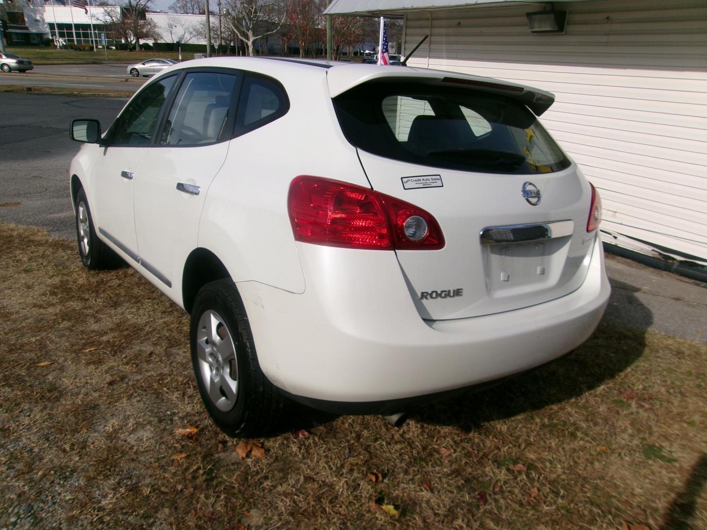 2013 White Nissan Rogue S 2WD (JN8AS5MT3DW) with an 2.5L L4 DOHC 16V engine, Continuously Variable Transmission transmission, located at 2553 Airline Blvd, Portsmouth, VA, 23701, (757) 488-8331, 36.813889, -76.357597 - ***VEHICLE TERMS*** Down Payment: $599 Weekly Payment: $90 APR: 23.9% Repayment Terms: 42 Months *** CALL ELIZABETH SMITH - DIRECTOR OF MARKETING @ 757-488-8331 TO SCHEDULE YOUR APPOINTMENT TODAY AND GET PRE-APPROVED RIGHT OVER THE PHONE*** - Photo#7