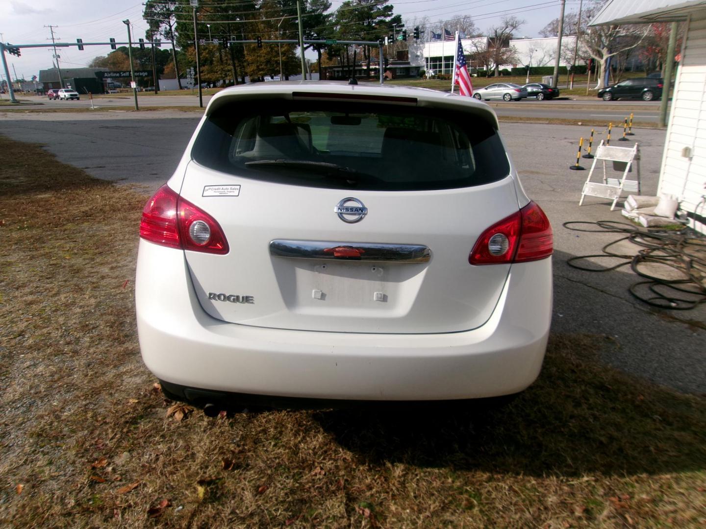 2013 White Nissan Rogue S 2WD (JN8AS5MT3DW) with an 2.5L L4 DOHC 16V engine, Continuously Variable Transmission transmission, located at 2553 Airline Blvd, Portsmouth, VA, 23701, (757) 488-8331, 36.813889, -76.357597 - ***VEHICLE TERMS*** Down Payment: $599 Weekly Payment: $90 APR: 23.9% Repayment Terms: 42 Months *** CALL ELIZABETH SMITH - DIRECTOR OF MARKETING @ 757-488-8331 TO SCHEDULE YOUR APPOINTMENT TODAY AND GET PRE-APPROVED RIGHT OVER THE PHONE*** - Photo#6