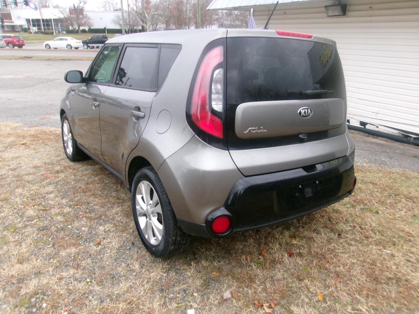 2016 Gray Kia Soul + (KNDJP3A54G7) with an 2.0L L4 DOHC 16V engine, 6A transmission, located at 2553 Airline Blvd, Portsmouth, VA, 23701, (757) 488-8331, 36.813889, -76.357597 - ***VEHICLE TERMS*** Down Payment: $899 Weekly Payment: $110 APR: 23.9% Repayment Terms: 42 Months *** CALL ELIZABETH SMITH - DIRECTOR OF MARKETING @ 757-488-8331 TO SCHEDULE YOUR APPOINTMENT TODAY AND GET PRE-APPROVED RIGHT OVER THE PHONE*** - Photo#7