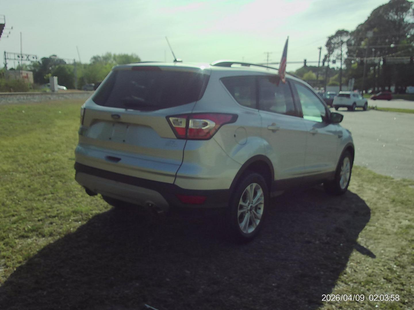 2018 Silver Ford Escape SE FWD (1FMCU0GD7JU) with an 1.5L L4 DOHC 16V engine, 6A transmission, located at 2553 Airline Blvd, Portsmouth, VA, 23701, (757) 488-8331, 36.813889, -76.357597 - ***VEHICLE TERMS*** Down Payment: $999 Weekly Payment: $115 APR: 23.9% Repayment Terms: 42 Months *** CALL ELIZABETH SMITH - DIRECTOR OF MARKETING @ 757-488-8331 TO SCHEDULE YOUR APPOINTMENT TODAY AND GET PRE-APPROVED RIGHT OVER THE PHONE*** - Photo#5