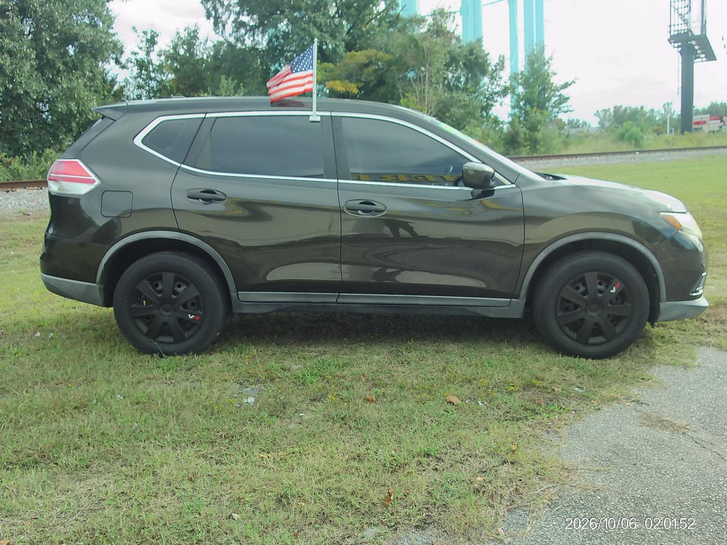 2016 Green Nissan Rogue S 2WD (KNMAT2MT5GP) with an 2.5L L4 DOHC 16V engine, CVT transmission, located at 2553 Airline Blvd, Portsmouth, VA, 23701, (757) 488-8331, 36.813889, -76.357597 - ***VEHICLE TERMS*** Down Payment: $799 Weekly Payment: $120 APR: 23.9% Repayment Terms: 42 Months *** CALL ELIZABETH SMITH - DIRECTOR OF MARKETING @ 757-488-8331 TO SCHEDULE YOUR APPOINTMENT TODAY AND GET PRE-APPROVED RIGHT OVER THE PHONE***- Photo#4