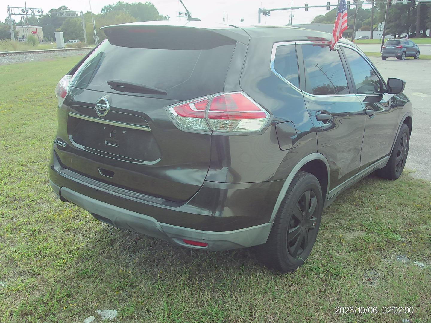 2016 Green Nissan Rogue S 2WD (KNMAT2MT5GP) with an 2.5L L4 DOHC 16V engine, CVT transmission, located at 2553 Airline Blvd, Portsmouth, VA, 23701, (757) 488-8331, 36.813889, -76.357597 - ***VEHICLE TERMS*** Down Payment: $799 Weekly Payment: $120 APR: 23.9% Repayment Terms: 42 Months *** CALL ELIZABETH SMITH - DIRECTOR OF MARKETING @ 757-488-8331 TO SCHEDULE YOUR APPOINTMENT TODAY AND GET PRE-APPROVED RIGHT OVER THE PHONE***- Photo#5