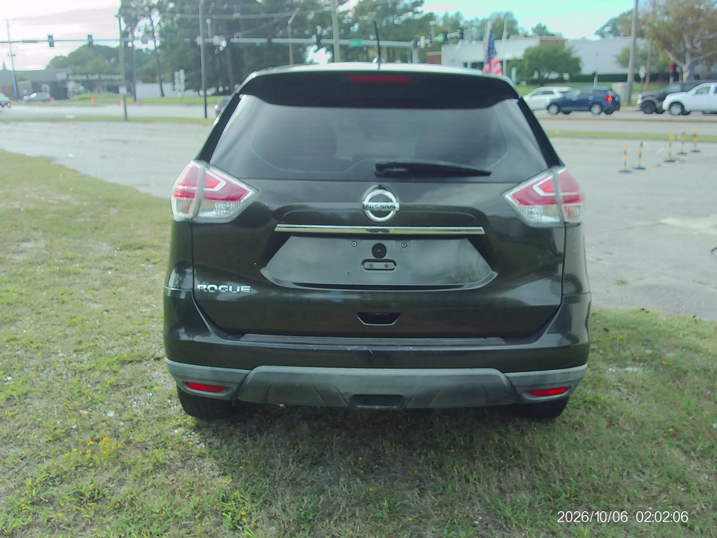 2016 Green Nissan Rogue S 2WD (KNMAT2MT5GP) with an 2.5L L4 DOHC 16V engine, CVT transmission, located at 2553 Airline Blvd, Portsmouth, VA, 23701, (757) 488-8331, 36.813889, -76.357597 - ***VEHICLE TERMS*** Down Payment: $799 Weekly Payment: $120 APR: 23.9% Repayment Terms: 42 Months *** CALL ELIZABETH SMITH - DIRECTOR OF MARKETING @ 757-488-8331 TO SCHEDULE YOUR APPOINTMENT TODAY AND GET PRE-APPROVED RIGHT OVER THE PHONE***- Photo#6