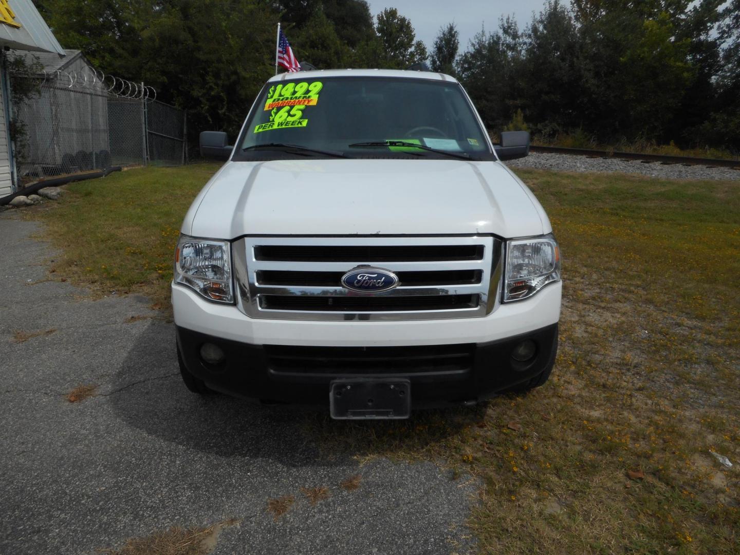 2007 White Ford Expedition XLT 4WD (1FMFU16537L) with an 5.4L V8 SOHC 16V engine, 6-Speed Automatic Overdrive transmission, located at 2553 Airline Blvd, Portsmouth, VA, 23701, (757) 488-8331, 36.813889, -76.357597 - Photo#0