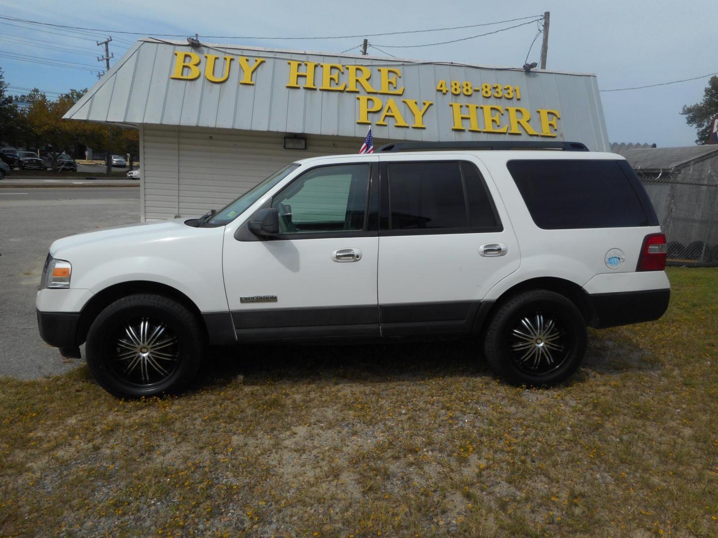 2007 White Ford Expedition XLT 4WD (1FMFU16537L) with an 5.4L V8 SOHC 16V engine, 6-Speed Automatic Overdrive transmission, located at 2553 Airline Blvd, Portsmouth, VA, 23701, (757) 488-8331, 36.813889, -76.357597 - Photo#1
