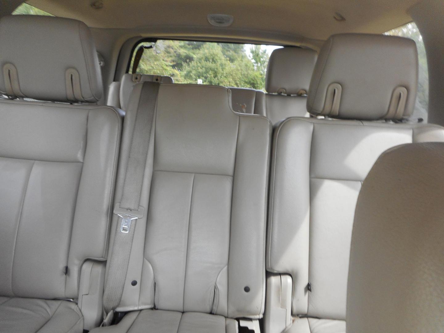 2007 White Ford Expedition XLT 4WD (1FMFU16537L) with an 5.4L V8 SOHC 16V engine, 6-Speed Automatic Overdrive transmission, located at 2553 Airline Blvd, Portsmouth, VA, 23701, (757) 488-8331, 36.813889, -76.357597 - Photo#10
