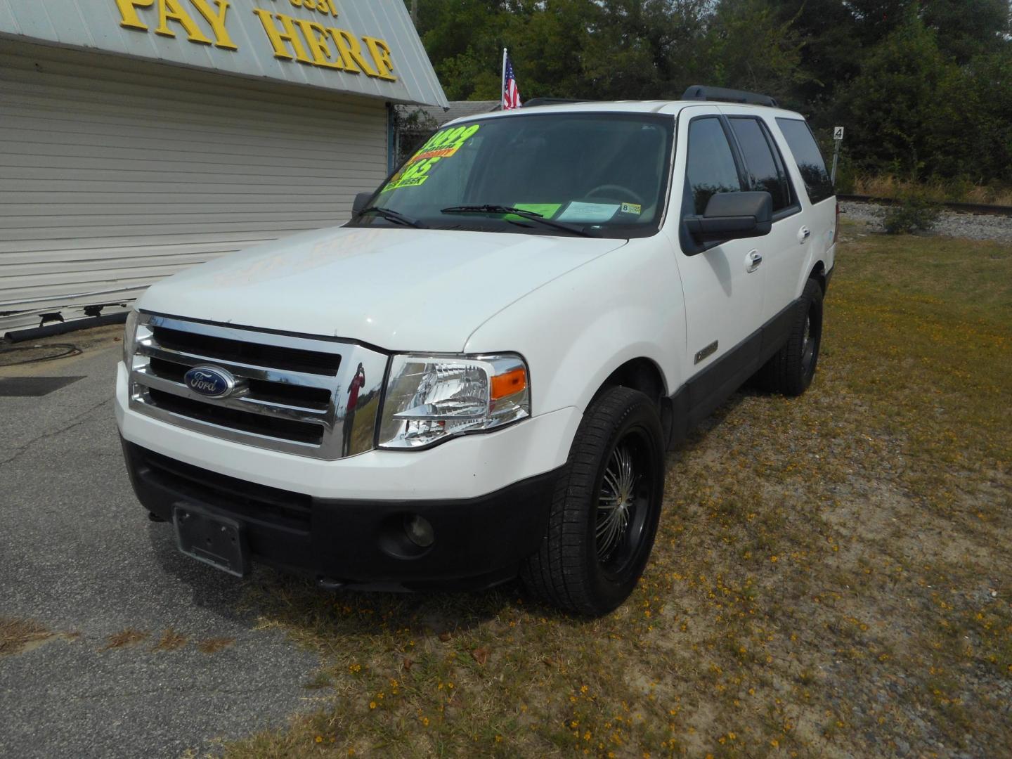 2007 White Ford Expedition XLT 4WD (1FMFU16537L) with an 5.4L V8 SOHC 16V engine, 6-Speed Automatic Overdrive transmission, located at 2553 Airline Blvd, Portsmouth, VA, 23701, (757) 488-8331, 36.813889, -76.357597 - Photo#2