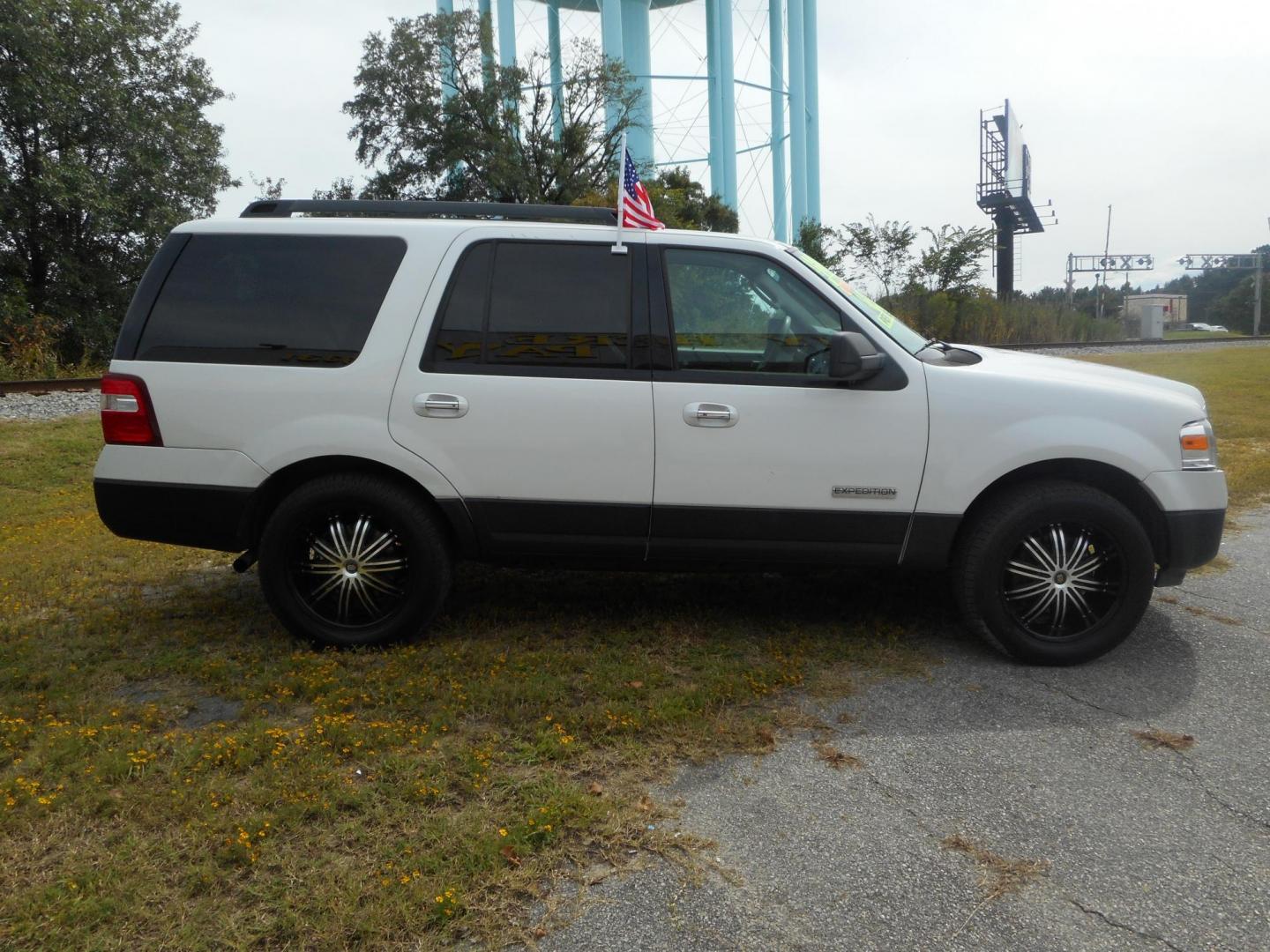 2007 White Ford Expedition XLT 4WD (1FMFU16537L) with an 5.4L V8 SOHC 16V engine, 6-Speed Automatic Overdrive transmission, located at 2553 Airline Blvd, Portsmouth, VA, 23701, (757) 488-8331, 36.813889, -76.357597 - Photo#3