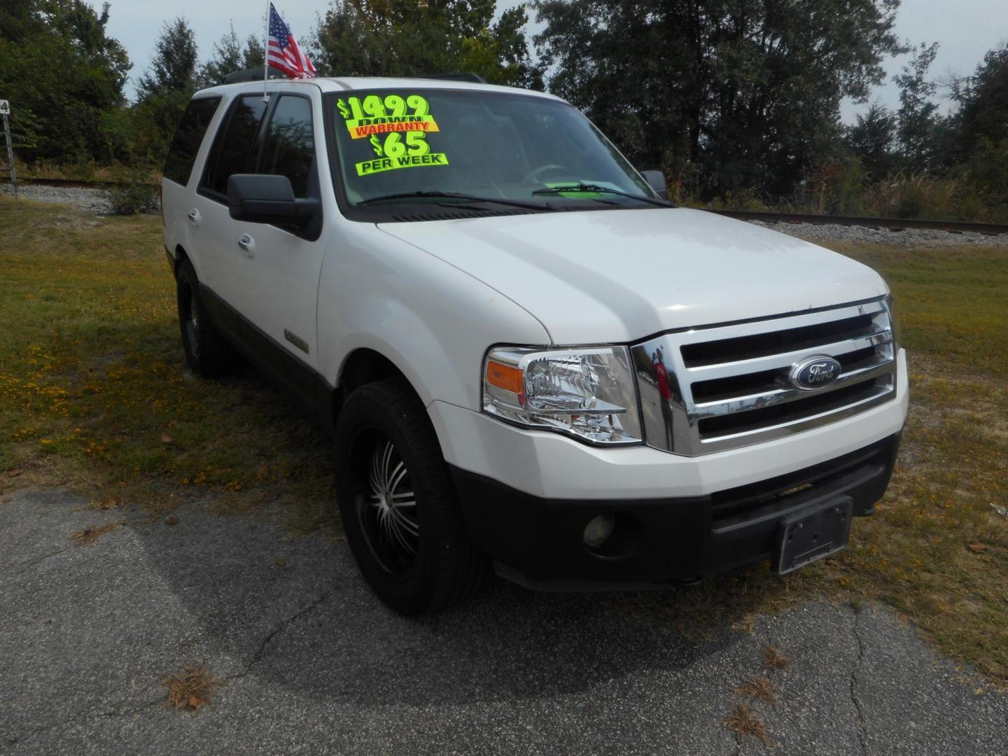 2007 White Ford Expedition XLT 4WD (1FMFU16537L) with an 5.4L V8 SOHC 16V engine, 6-Speed Automatic Overdrive transmission, located at 2553 Airline Blvd, Portsmouth, VA, 23701, (757) 488-8331, 36.813889, -76.357597 - Photo#4