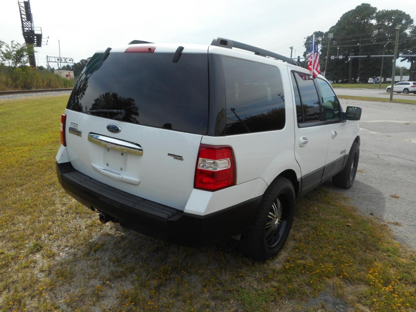2007 White Ford Expedition XLT 4WD (1FMFU16537L) with an 5.4L V8 SOHC 16V engine, 6-Speed Automatic Overdrive transmission, located at 2553 Airline Blvd, Portsmouth, VA, 23701, (757) 488-8331, 36.813889, -76.357597 - Photo#5