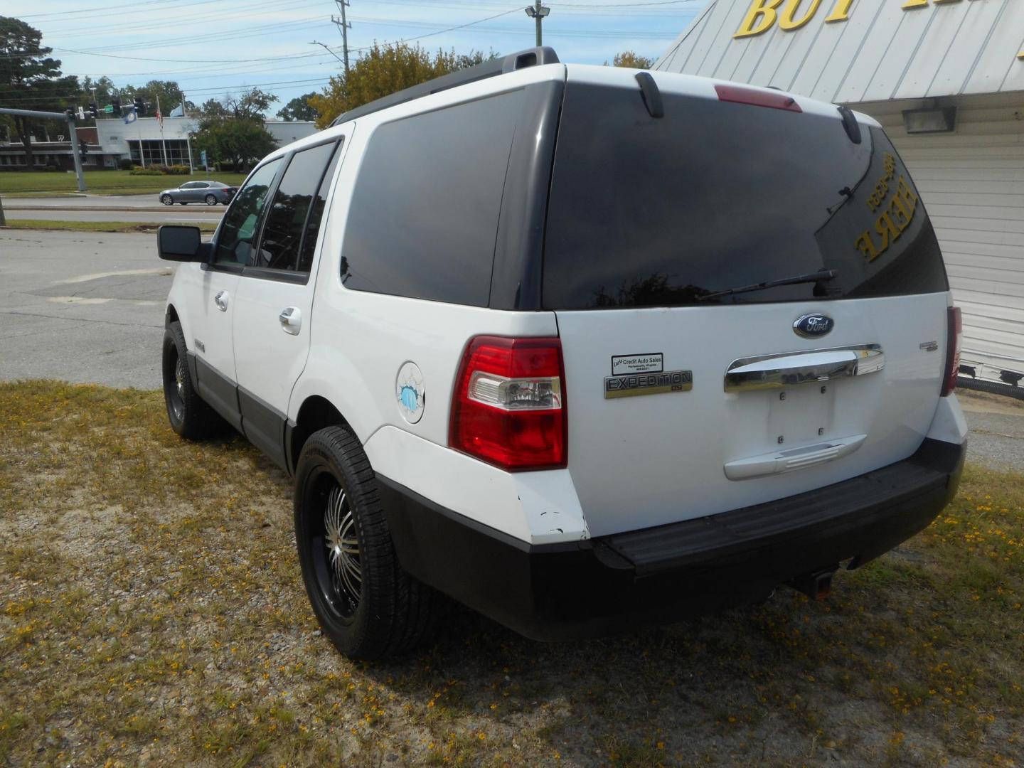 2007 White Ford Expedition XLT 4WD (1FMFU16537L) with an 5.4L V8 SOHC 16V engine, 6-Speed Automatic Overdrive transmission, located at 2553 Airline Blvd, Portsmouth, VA, 23701, (757) 488-8331, 36.813889, -76.357597 - Photo#6