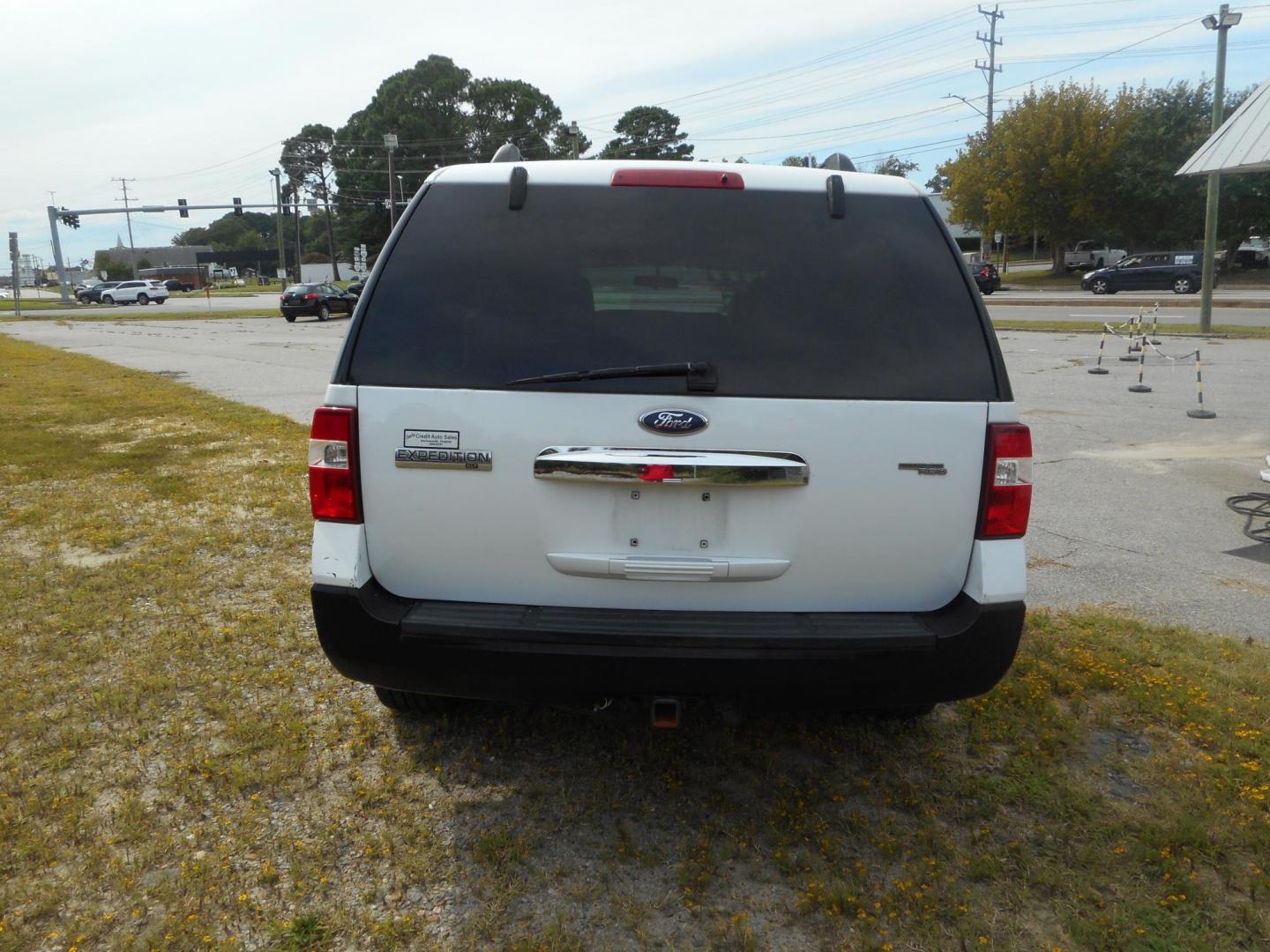2007 White Ford Expedition XLT 4WD (1FMFU16537L) with an 5.4L V8 SOHC 16V engine, 6-Speed Automatic Overdrive transmission, located at 2553 Airline Blvd, Portsmouth, VA, 23701, (757) 488-8331, 36.813889, -76.357597 - Photo#7