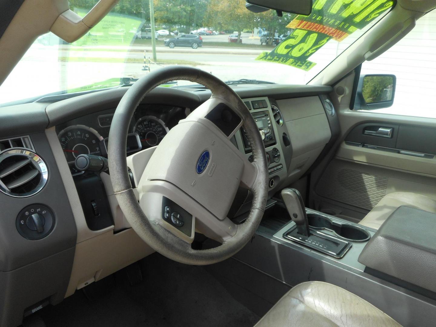 2007 White Ford Expedition XLT 4WD (1FMFU16537L) with an 5.4L V8 SOHC 16V engine, 6-Speed Automatic Overdrive transmission, located at 2553 Airline Blvd, Portsmouth, VA, 23701, (757) 488-8331, 36.813889, -76.357597 - Photo#9