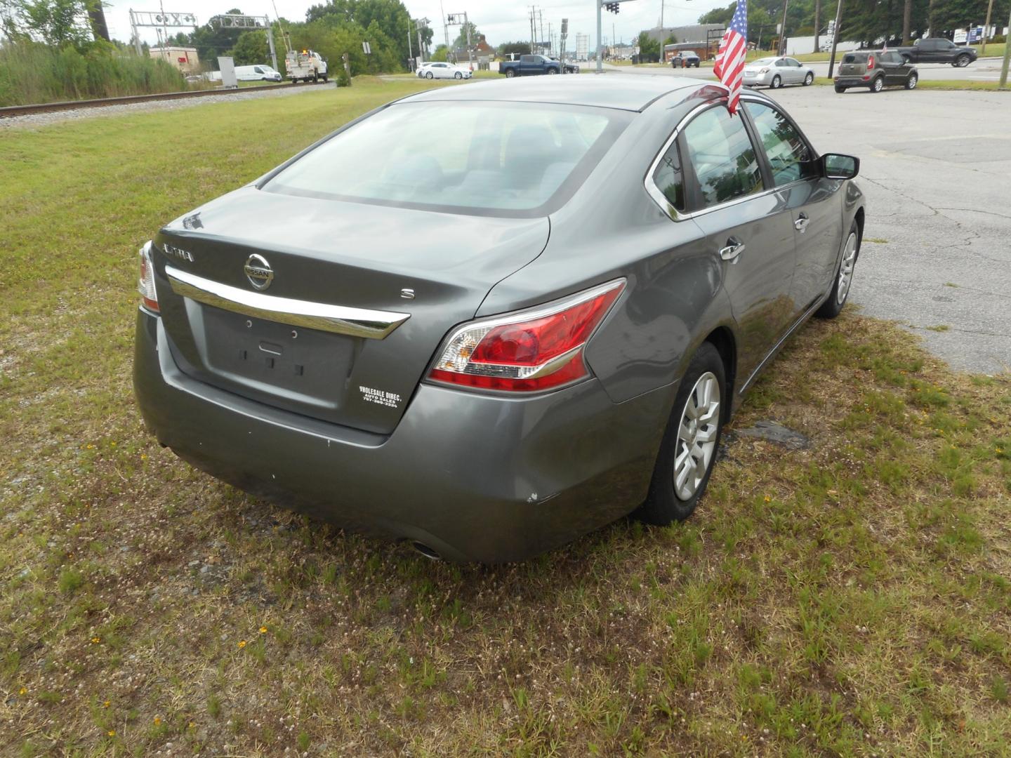 2015 Gray Nissan Altima (1N4AL3AP8FC) , located at 2553 Airline Blvd, Portsmouth, VA, 23701, (757) 488-8331, 36.813889, -76.357597 - ***VEHICLE TERMS*** Down Payment: $799 Weekly Payment: $100 APR: 23.9% Repayment Terms: 42 Months *** CALL ELIZABETH @ 757-488-8331 TO SCHEDULE YOUR APPOINTMENT TODAY AND GET PRE-APPROVED RIGHT OVER THE PHONE*** - Photo#5