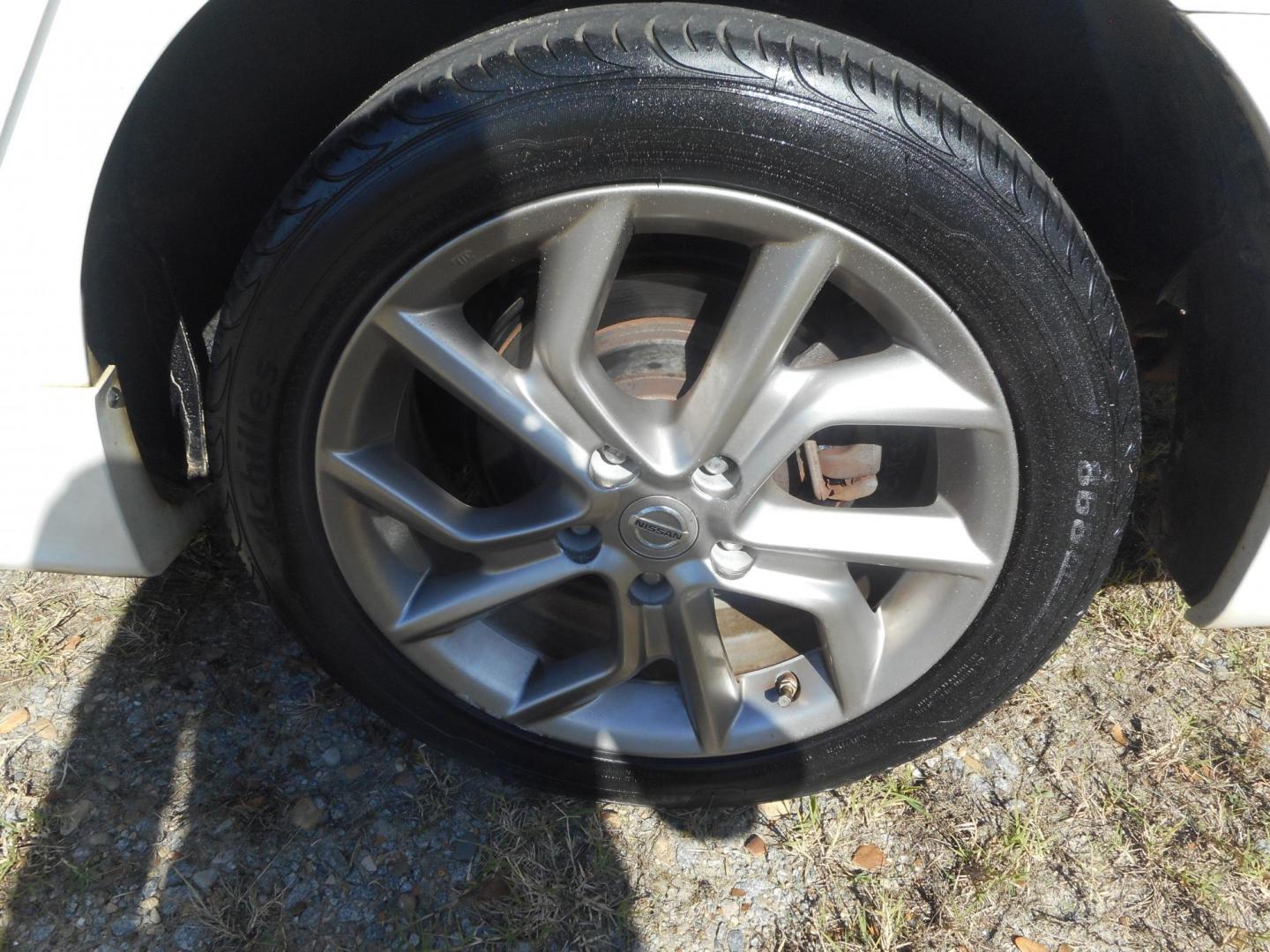 2013 Nissan Sentra S 6MT (3N1AB7AP3DL) with an 2.0L L4 DOHC 16V engine, 6-Speed Manual transmission, located at 2553 Airline Blvd, Portsmouth, VA, 23701, (757) 488-8331, 36.813889, -76.357597 - Photo#8