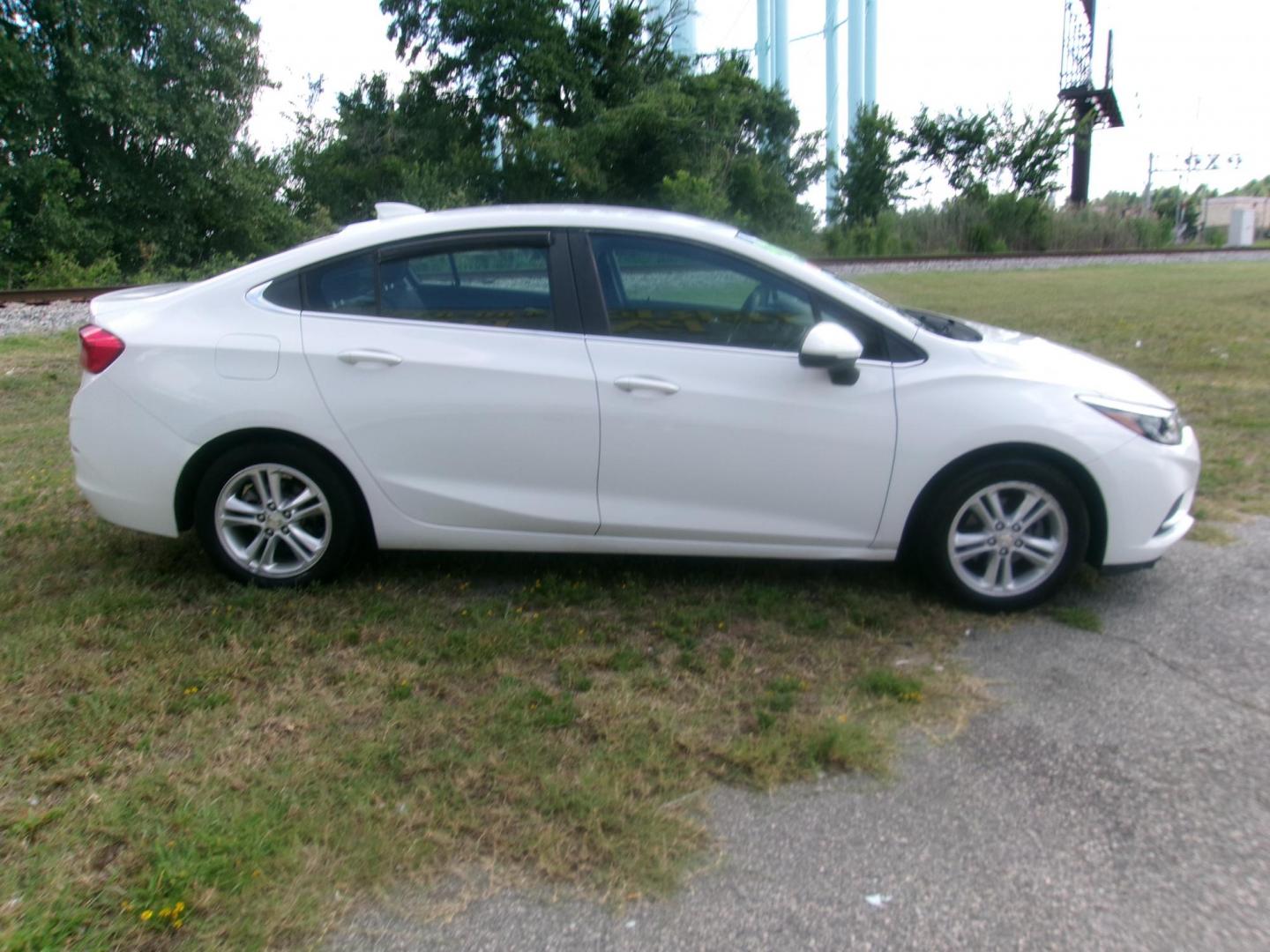 2018 White Chevrolet Cruze LT Auto (1G1BE5SM6J7) with an 1.4L L4 DOHC 16V TURBO engine, 6A transmission, located at 2553 Airline Blvd, Portsmouth, VA, 23701, (757) 488-8331, 36.813889, -76.357597 - ***VEHICLE TERMS*** Down Payment: $599 Weekly Payment: $110 APR: 23.9% Repayment Terms: 42 Months *** CALL ELIZABETH SMITH - DIRECTOR OF MARKETING @ 757-488-8331 TO SCHEDULE YOUR APPOINTMENT TODAY AND GET PRE-APPROVED RIGHT OVER THE PHONE*** - Photo#4