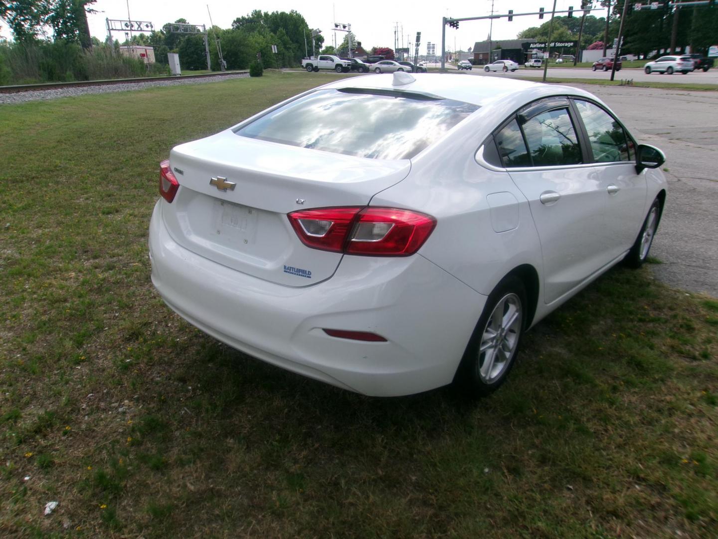 2018 White Chevrolet Cruze LT Auto (1G1BE5SM6J7) with an 1.4L L4 DOHC 16V TURBO engine, 6A transmission, located at 2553 Airline Blvd, Portsmouth, VA, 23701, (757) 488-8331, 36.813889, -76.357597 - ***VEHICLE TERMS*** Down Payment: $599 Weekly Payment: $110 APR: 23.9% Repayment Terms: 42 Months *** CALL ELIZABETH SMITH - DIRECTOR OF MARKETING @ 757-488-8331 TO SCHEDULE YOUR APPOINTMENT TODAY AND GET PRE-APPROVED RIGHT OVER THE PHONE*** - Photo#5