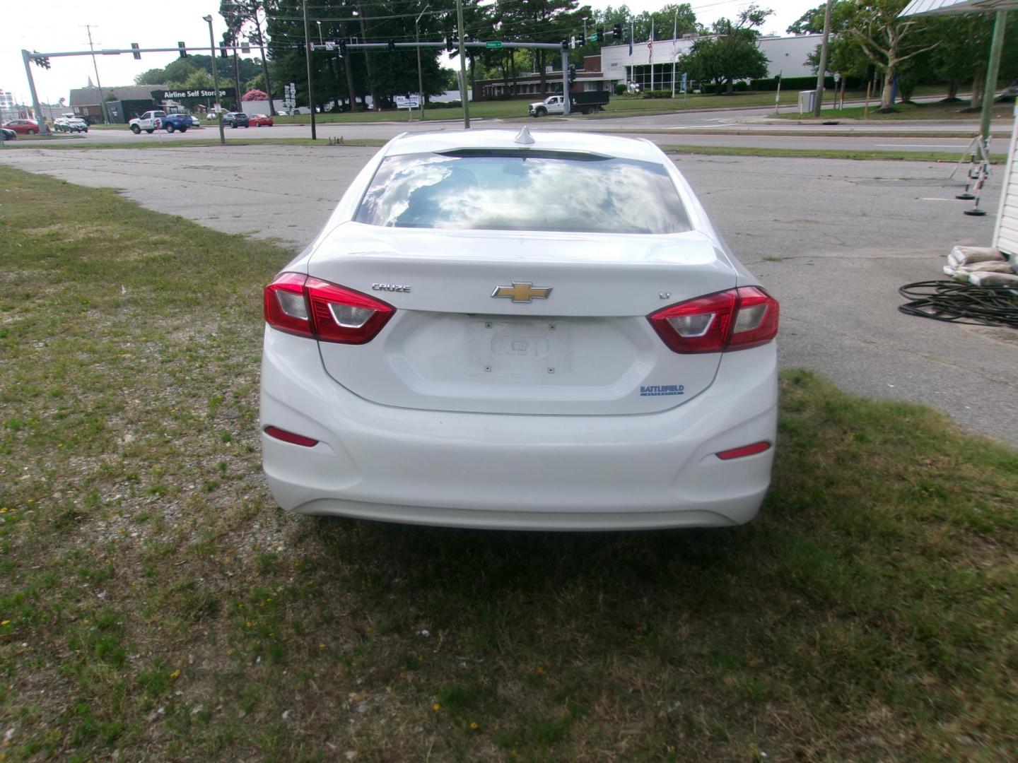 2018 White Chevrolet Cruze LT Auto (1G1BE5SM6J7) with an 1.4L L4 DOHC 16V TURBO engine, 6A transmission, located at 2553 Airline Blvd, Portsmouth, VA, 23701, (757) 488-8331, 36.813889, -76.357597 - ***VEHICLE TERMS*** Down Payment: $599 Weekly Payment: $110 APR: 23.9% Repayment Terms: 42 Months *** CALL ELIZABETH SMITH - DIRECTOR OF MARKETING @ 757-488-8331 TO SCHEDULE YOUR APPOINTMENT TODAY AND GET PRE-APPROVED RIGHT OVER THE PHONE*** - Photo#6