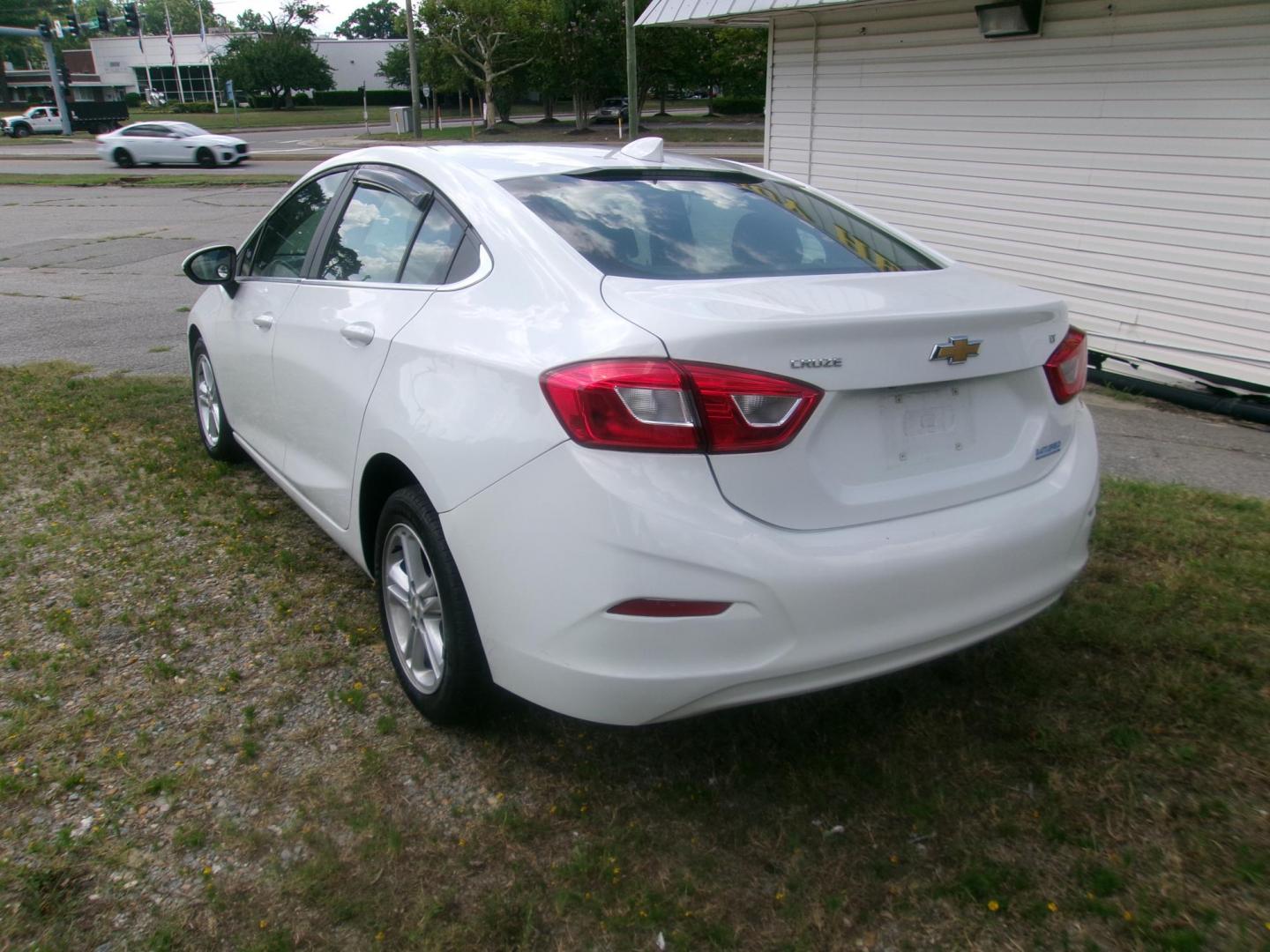 2018 White Chevrolet Cruze LT Auto (1G1BE5SM6J7) with an 1.4L L4 DOHC 16V TURBO engine, 6A transmission, located at 2553 Airline Blvd, Portsmouth, VA, 23701, (757) 488-8331, 36.813889, -76.357597 - ***VEHICLE TERMS*** Down Payment: $599 Weekly Payment: $110 APR: 23.9% Repayment Terms: 42 Months *** CALL ELIZABETH SMITH - DIRECTOR OF MARKETING @ 757-488-8331 TO SCHEDULE YOUR APPOINTMENT TODAY AND GET PRE-APPROVED RIGHT OVER THE PHONE*** - Photo#7