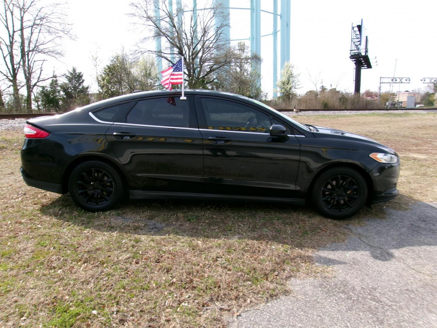 2015 Gray Ford Fusion S (3FA6P0G7XFR) with an 2.5L L4 DOHC 16V engine, located at 2553 Airline Blvd, Portsmouth, VA, 23701, (757) 488-8331, 36.813889, -76.357597 - ***VEHICLE TERMS*** Down Payment: $799 Weekly Payment: $105 APR: 23.9% Repayment Terms: 42 Months *** CALL ELIZABETH SMITH - DIRECTOR OF MARKETING @ 757-488-8331 TO SCHEDULE YOUR APPOINTMENT TODAY AND GET PRE-APPROVED RIGHT OVER THE PHONE*** - Photo#4