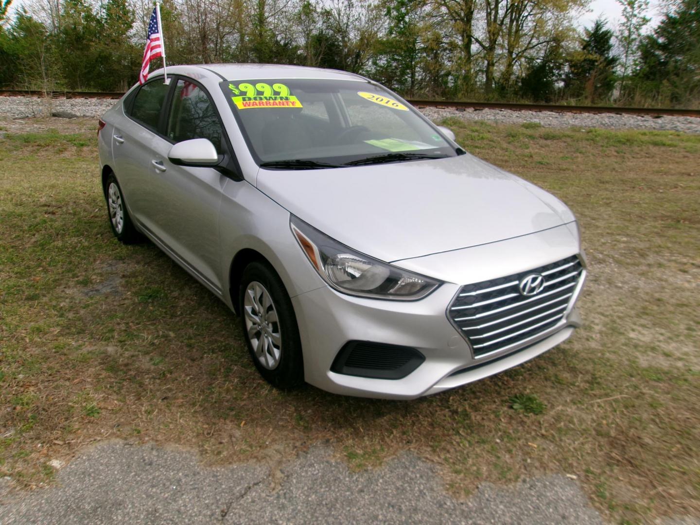 2019 Silver Hyundai Accent SE 4-Door 6A (3KPC24A3XKE) with an 1.6L L4 DOHC 16V engine, 6A transmission, located at 2553 Airline Blvd, Portsmouth, VA, 23701, (757) 488-8331, 36.813889, -76.357597 - Photo#3