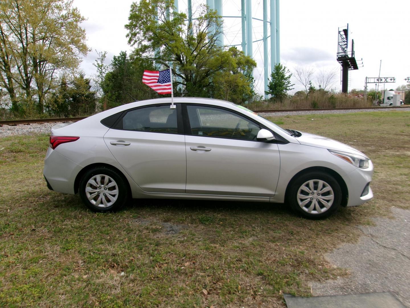 2019 Silver Hyundai Accent SE 4-Door 6A (3KPC24A3XKE) with an 1.6L L4 DOHC 16V engine, 6A transmission, located at 2553 Airline Blvd, Portsmouth, VA, 23701, (757) 488-8331, 36.813889, -76.357597 - Photo#4