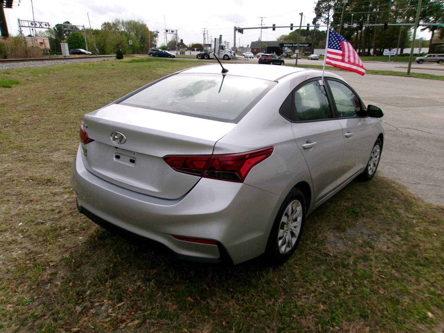 2019 Silver Hyundai Accent SE 4-Door 6A (3KPC24A3XKE) with an 1.6L L4 DOHC 16V engine, 6A transmission, located at 2553 Airline Blvd, Portsmouth, VA, 23701, (757) 488-8331, 36.813889, -76.357597 - Photo#5