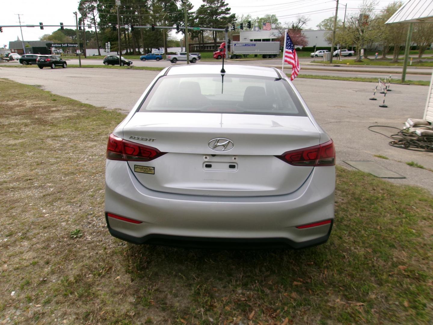 2019 Silver Hyundai Accent SE 4-Door 6A (3KPC24A3XKE) with an 1.6L L4 DOHC 16V engine, 6A transmission, located at 2553 Airline Blvd, Portsmouth, VA, 23701, (757) 488-8331, 36.813889, -76.357597 - Photo#6