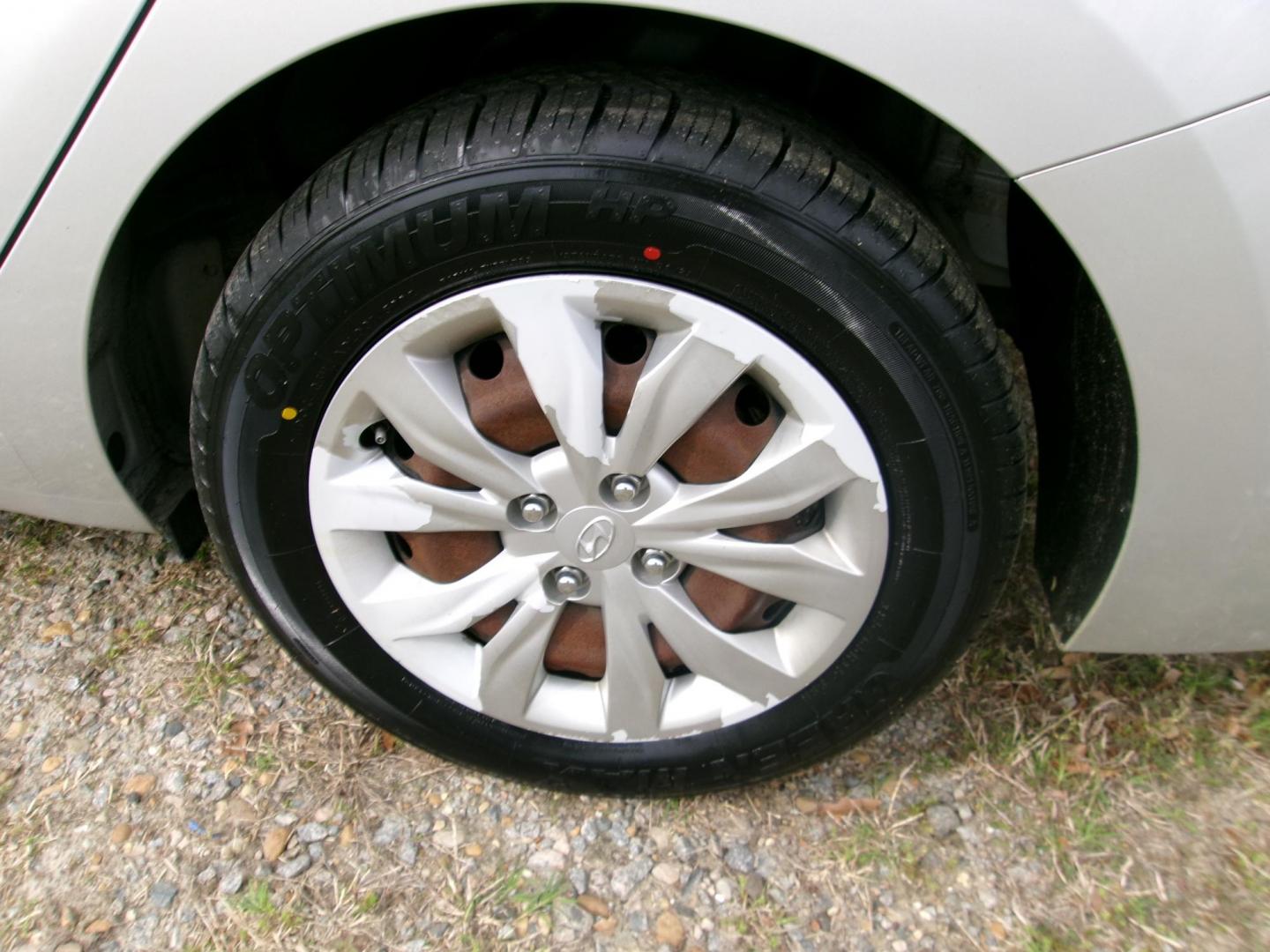 2019 Silver Hyundai Accent SE 4-Door 6A (3KPC24A3XKE) with an 1.6L L4 DOHC 16V engine, 6A transmission, located at 2553 Airline Blvd, Portsmouth, VA, 23701, (757) 488-8331, 36.813889, -76.357597 - Photo#9