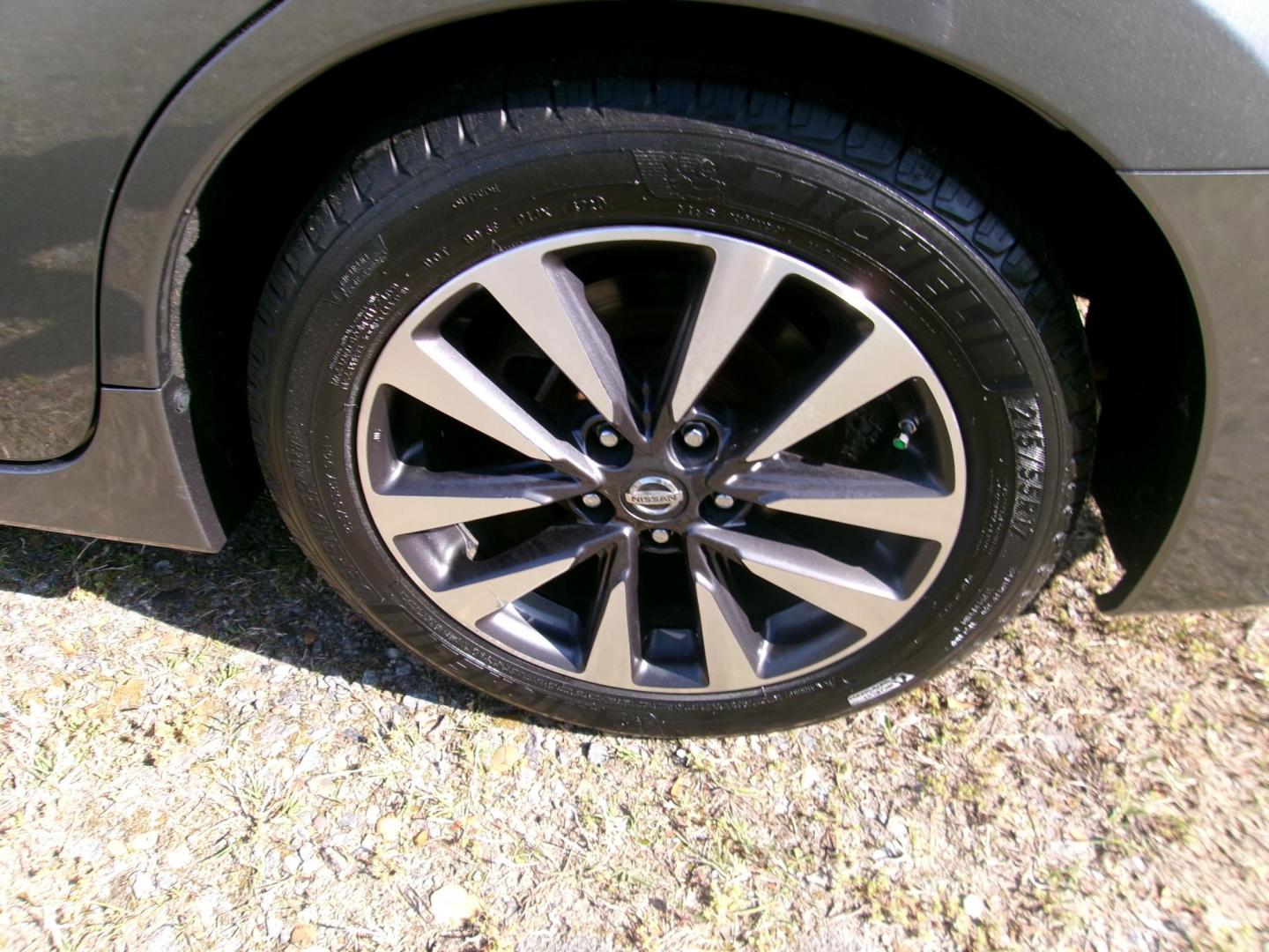 2016 Gray Nissan Altima 2.5 SL (1N4AL3AP2GC) with an 2.5L L4 DOHC 16V engine, CVT transmission, located at 2553 Airline Blvd, Portsmouth, VA, 23701, (757) 488-8331, 36.813889, -76.357597 - Photo#10