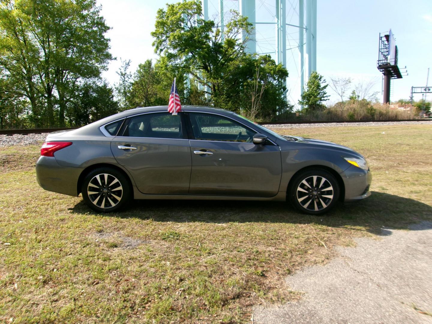 2016 Gray Nissan Altima 2.5 SL (1N4AL3AP2GC) with an 2.5L L4 DOHC 16V engine, CVT transmission, located at 2553 Airline Blvd, Portsmouth, VA, 23701, (757) 488-8331, 36.813889, -76.357597 - Photo#4