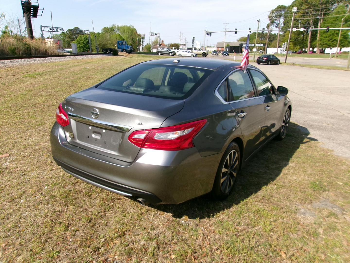 2016 Gray Nissan Altima 2.5 SL (1N4AL3AP2GC) with an 2.5L L4 DOHC 16V engine, CVT transmission, located at 2553 Airline Blvd, Portsmouth, VA, 23701, (757) 488-8331, 36.813889, -76.357597 - Photo#6