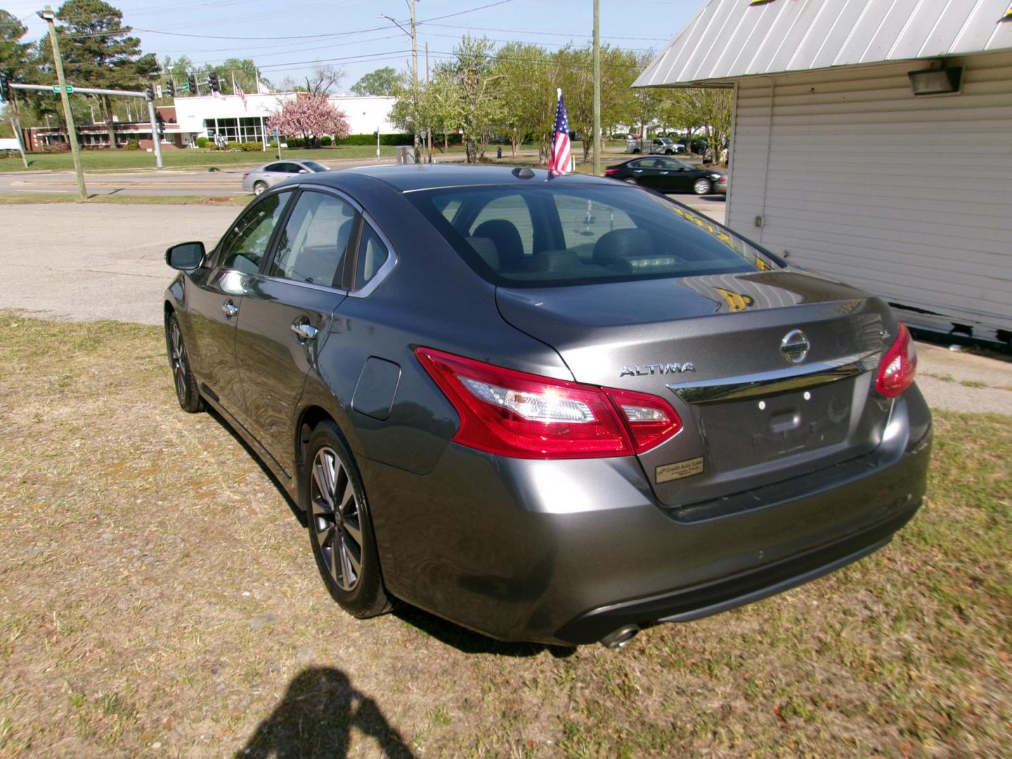 2016 Gray Nissan Altima 2.5 SL (1N4AL3AP2GC) with an 2.5L L4 DOHC 16V engine, CVT transmission, located at 2553 Airline Blvd, Portsmouth, VA, 23701, (757) 488-8331, 36.813889, -76.357597 - Photo#7