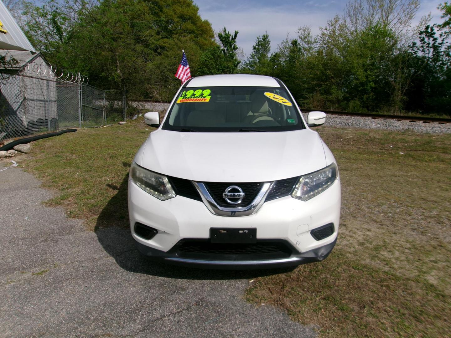 2014 White Nissan Rogue S AWD (5N1AT2MV1EC) with an 2.5L L4 DOHC 16V engine, Continuously Variable Transmission transmission, located at 2553 Airline Blvd, Portsmouth, VA, 23701, (757) 488-8331, 36.813889, -76.357597 - Photo#1
