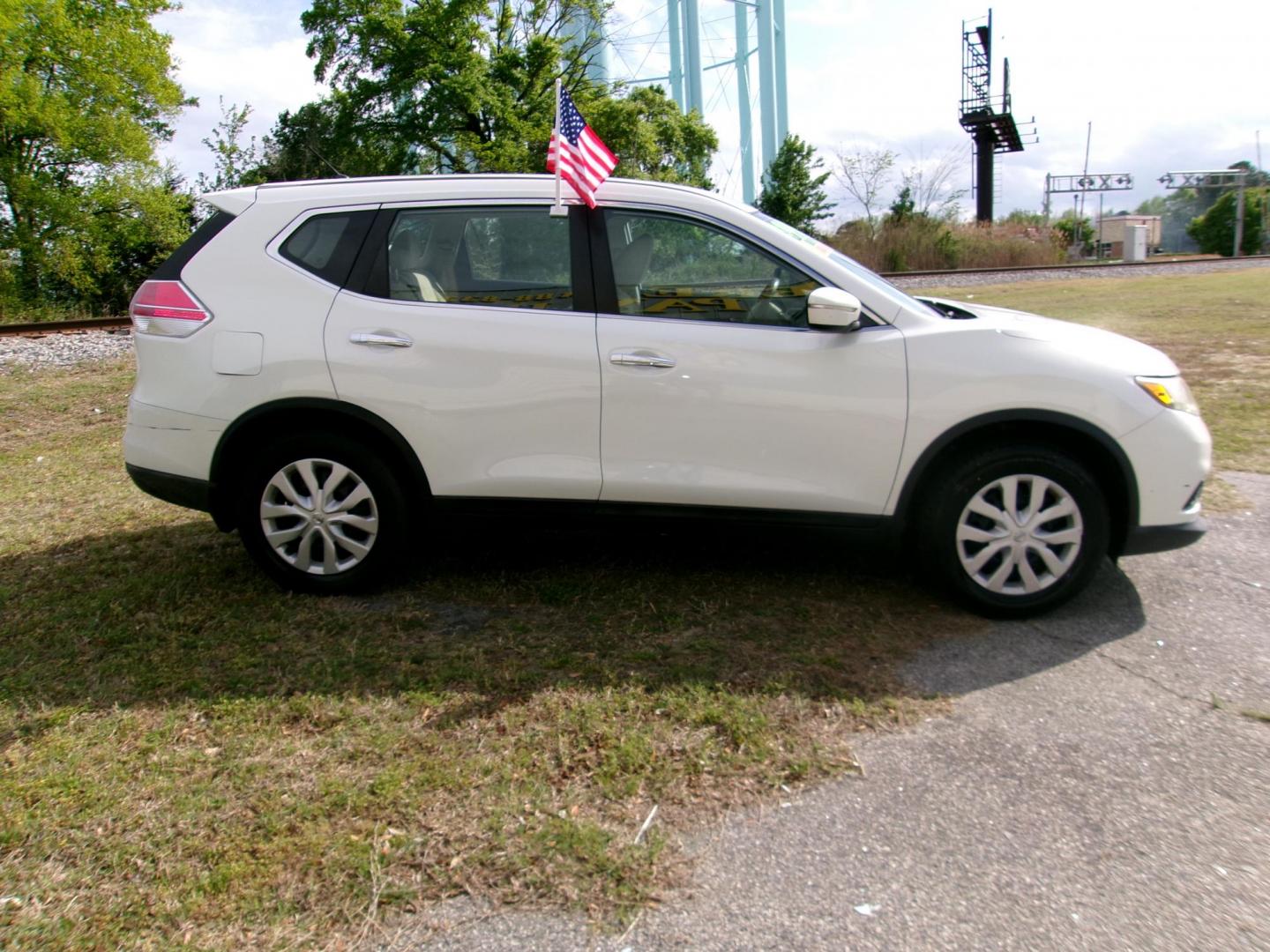 2014 White Nissan Rogue S AWD (5N1AT2MV1EC) with an 2.5L L4 DOHC 16V engine, Continuously Variable Transmission transmission, located at 2553 Airline Blvd, Portsmouth, VA, 23701, (757) 488-8331, 36.813889, -76.357597 - Photo#4