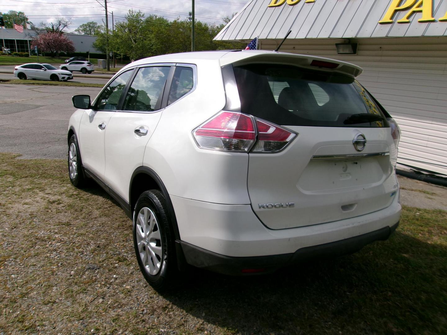 2014 White Nissan Rogue S AWD (5N1AT2MV1EC) with an 2.5L L4 DOHC 16V engine, Continuously Variable Transmission transmission, located at 2553 Airline Blvd, Portsmouth, VA, 23701, (757) 488-8331, 36.813889, -76.357597 - Photo#6