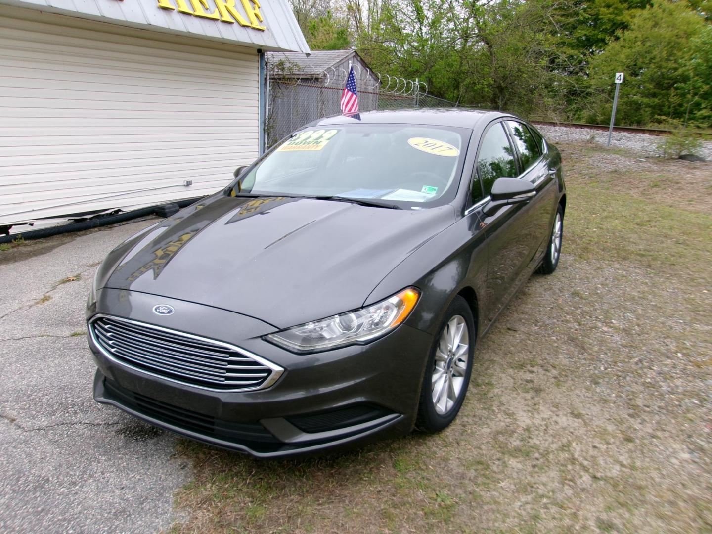 2017 Gray Ford Fusion SE (3FA6P0HD1HR) with an 1.5L L4 DOHC 16V engine, 6A transmission, located at 2553 Airline Blvd, Portsmouth, VA, 23701, (757) 488-8331, 36.813889, -76.357597 - Photo#1