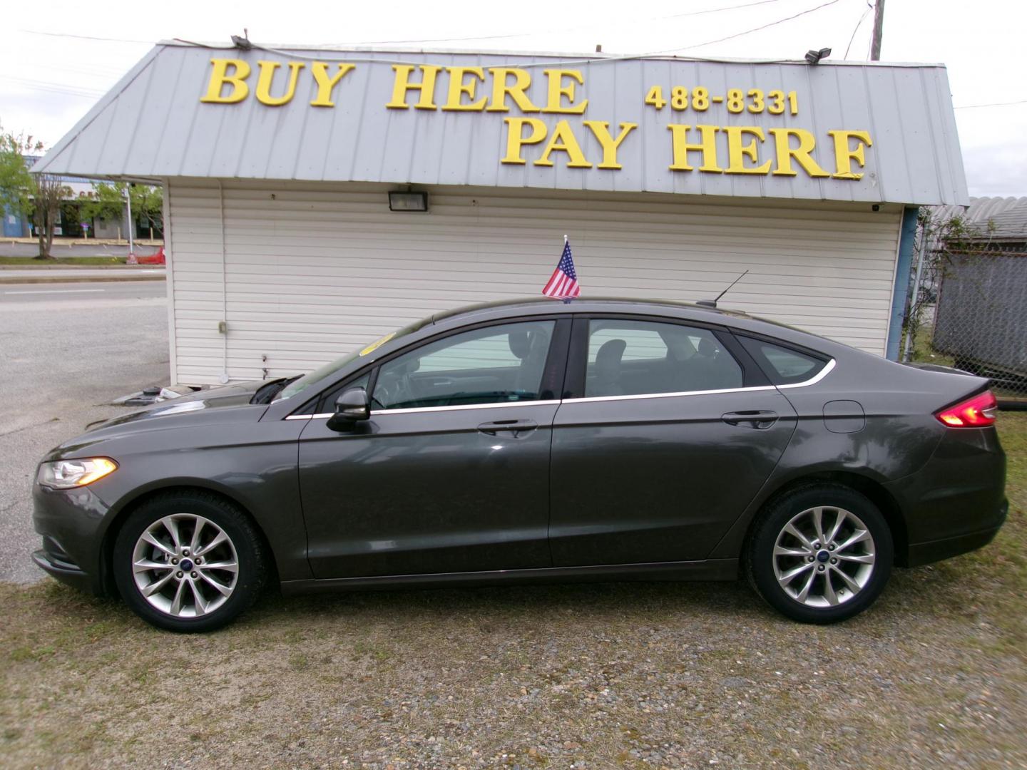 2017 Gray Ford Fusion SE (3FA6P0HD1HR) with an 1.5L L4 DOHC 16V engine, 6A transmission, located at 2553 Airline Blvd, Portsmouth, VA, 23701, (757) 488-8331, 36.813889, -76.357597 - Photo#0